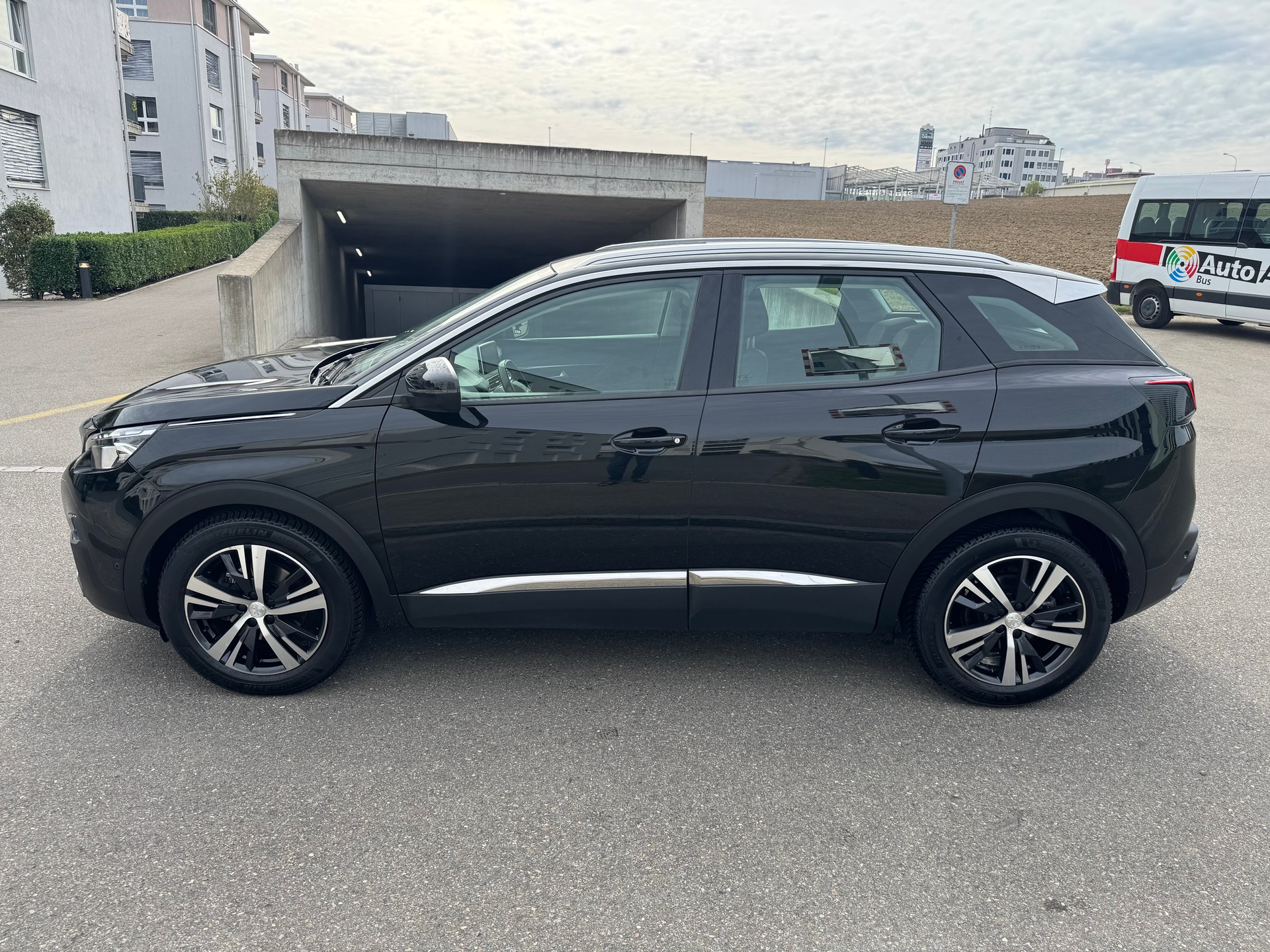 PEUGEOT 3008 1.5 BlueHDi Business Line EAT-image-4