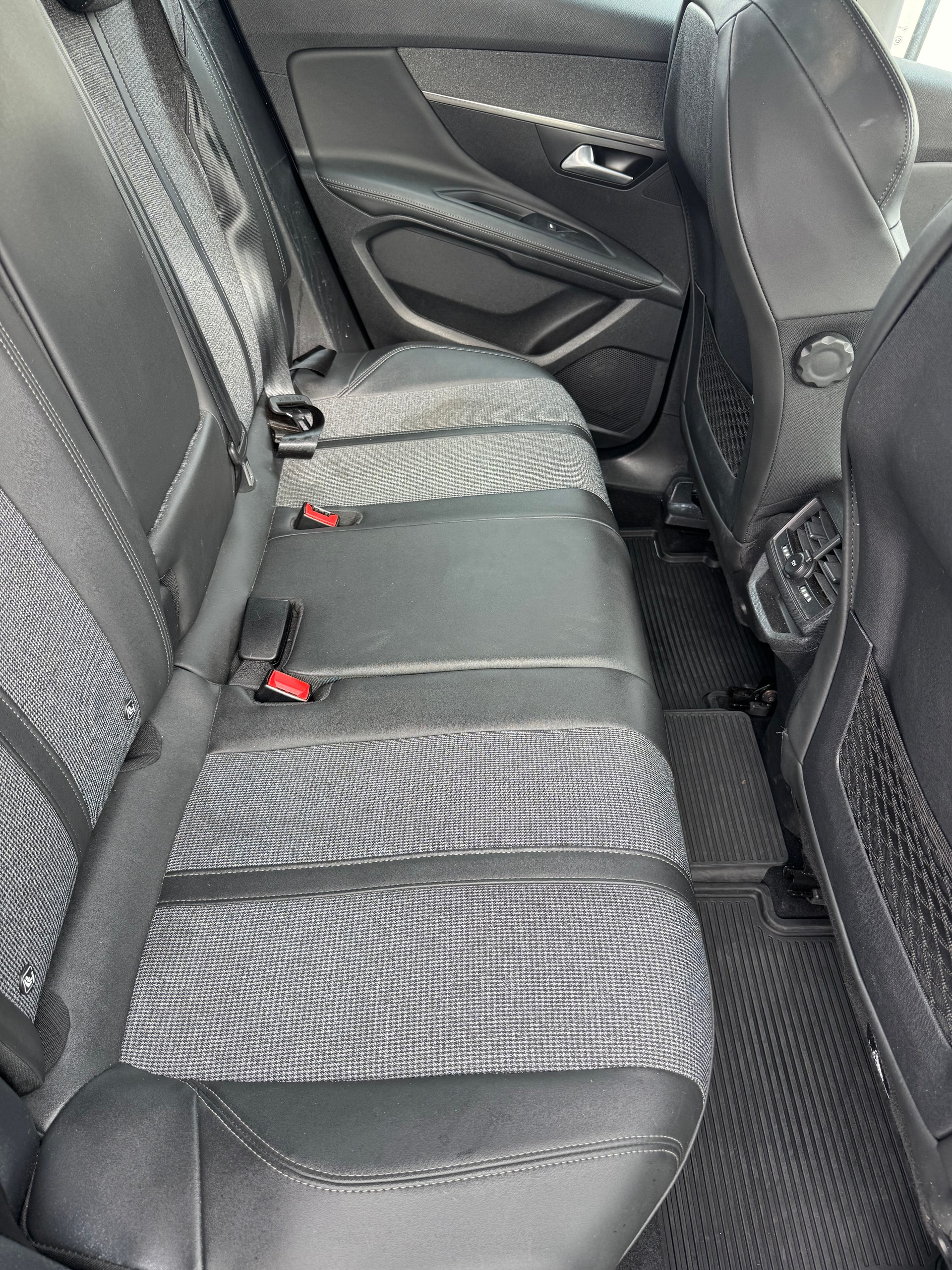 PEUGEOT 3008 1.5 BlueHDi Business Line EAT-image-14