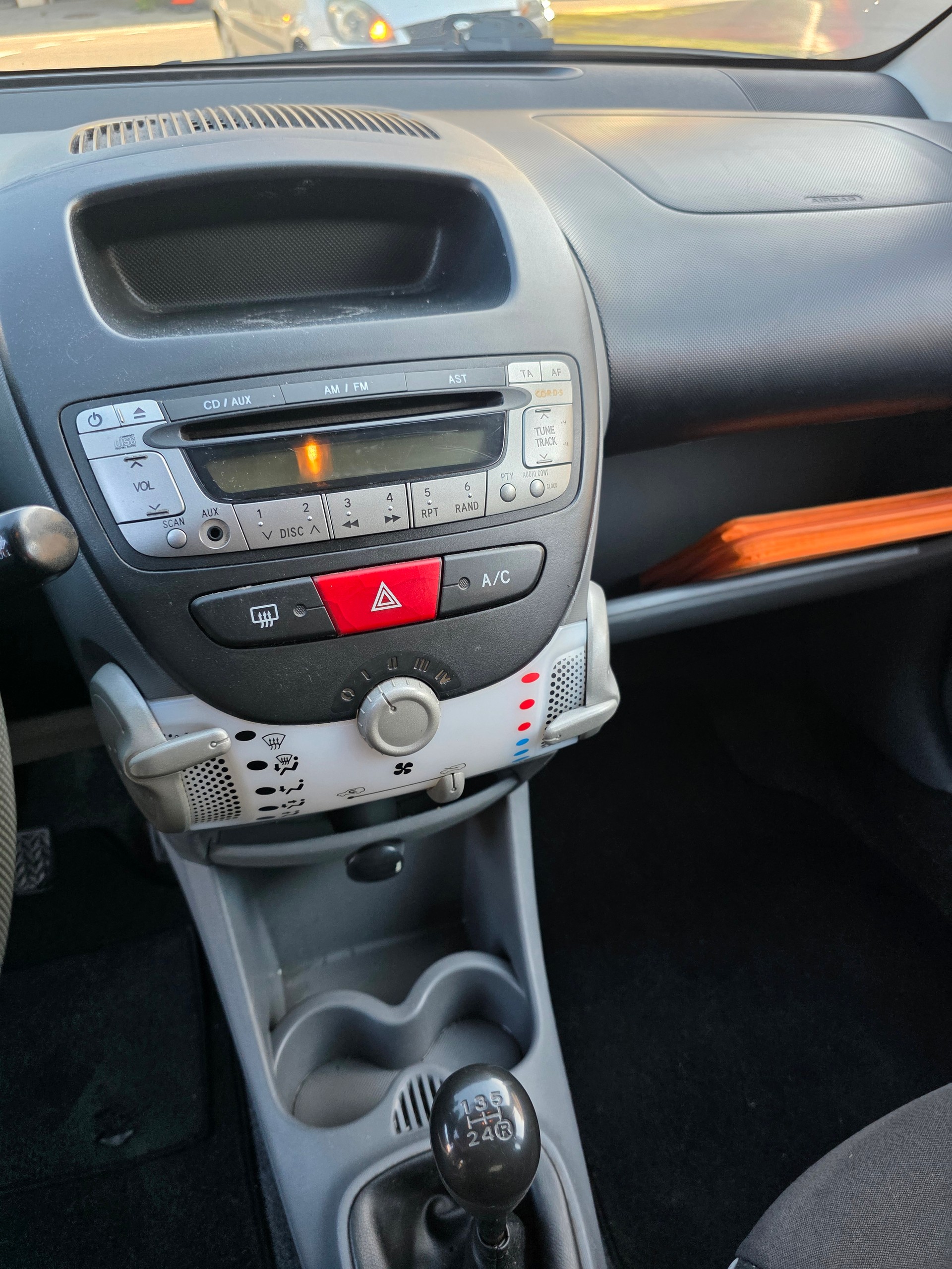 PEUGEOT 107 1.0 Trendy-image-8