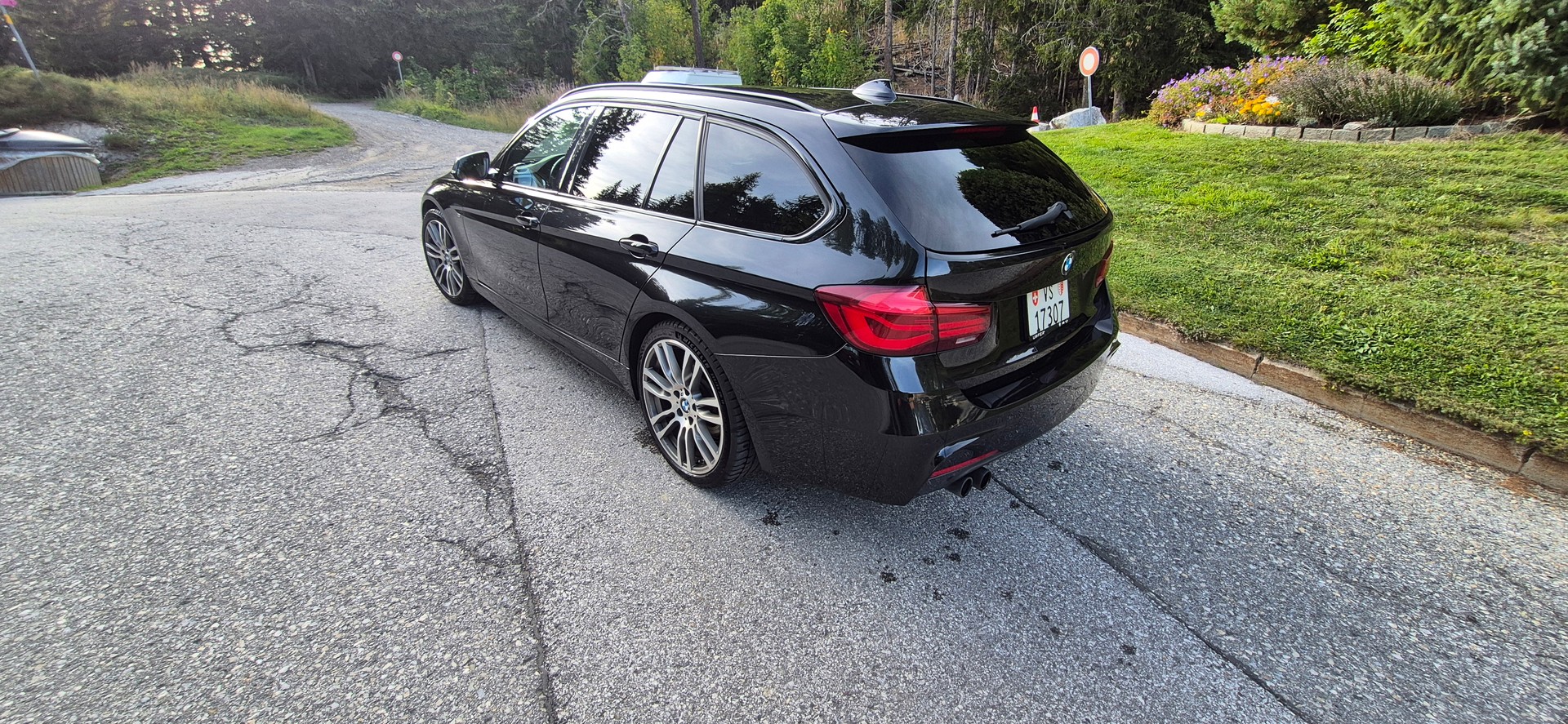 BMW 330i xDrive-image-2