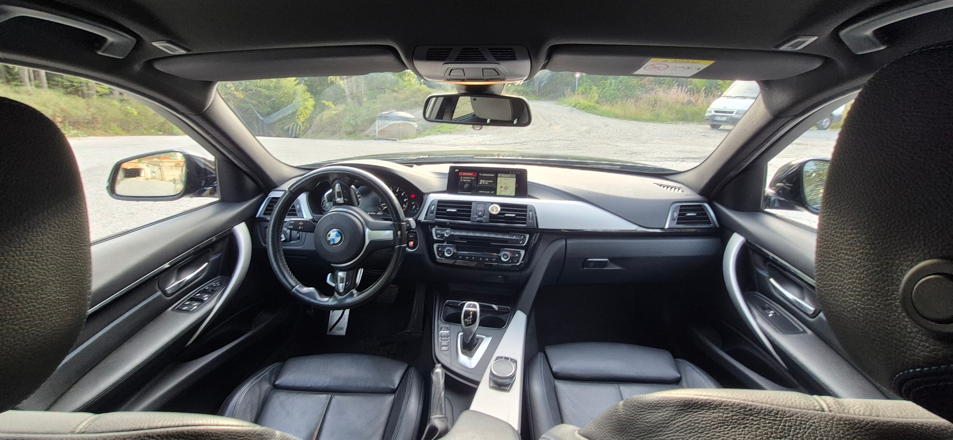 BMW 330i xDrive-image-4