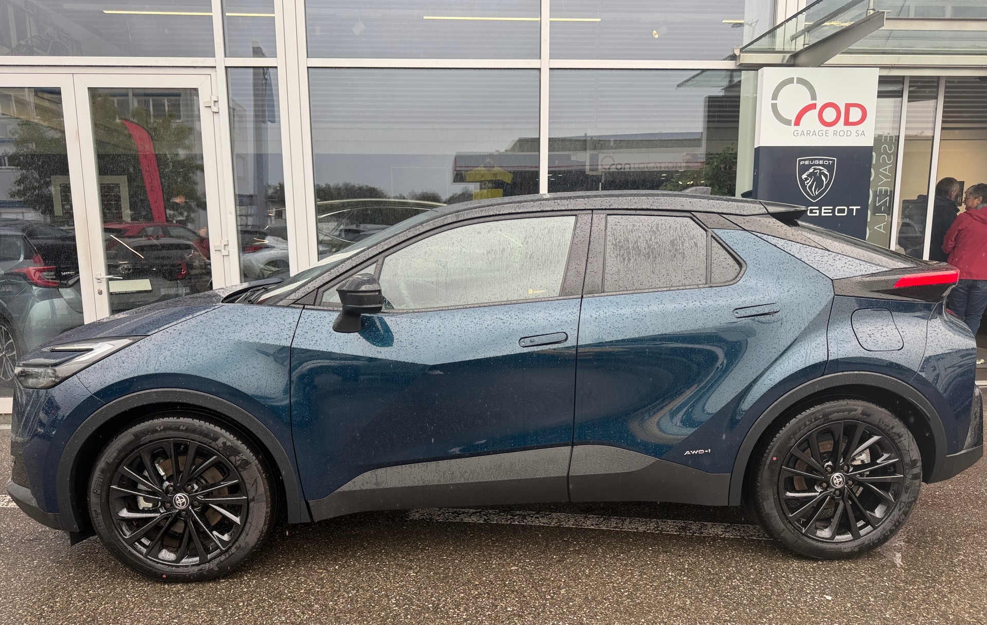 TOYOTA C-HR 2.0 HSD CVT GR Sport 4WD-image-3
