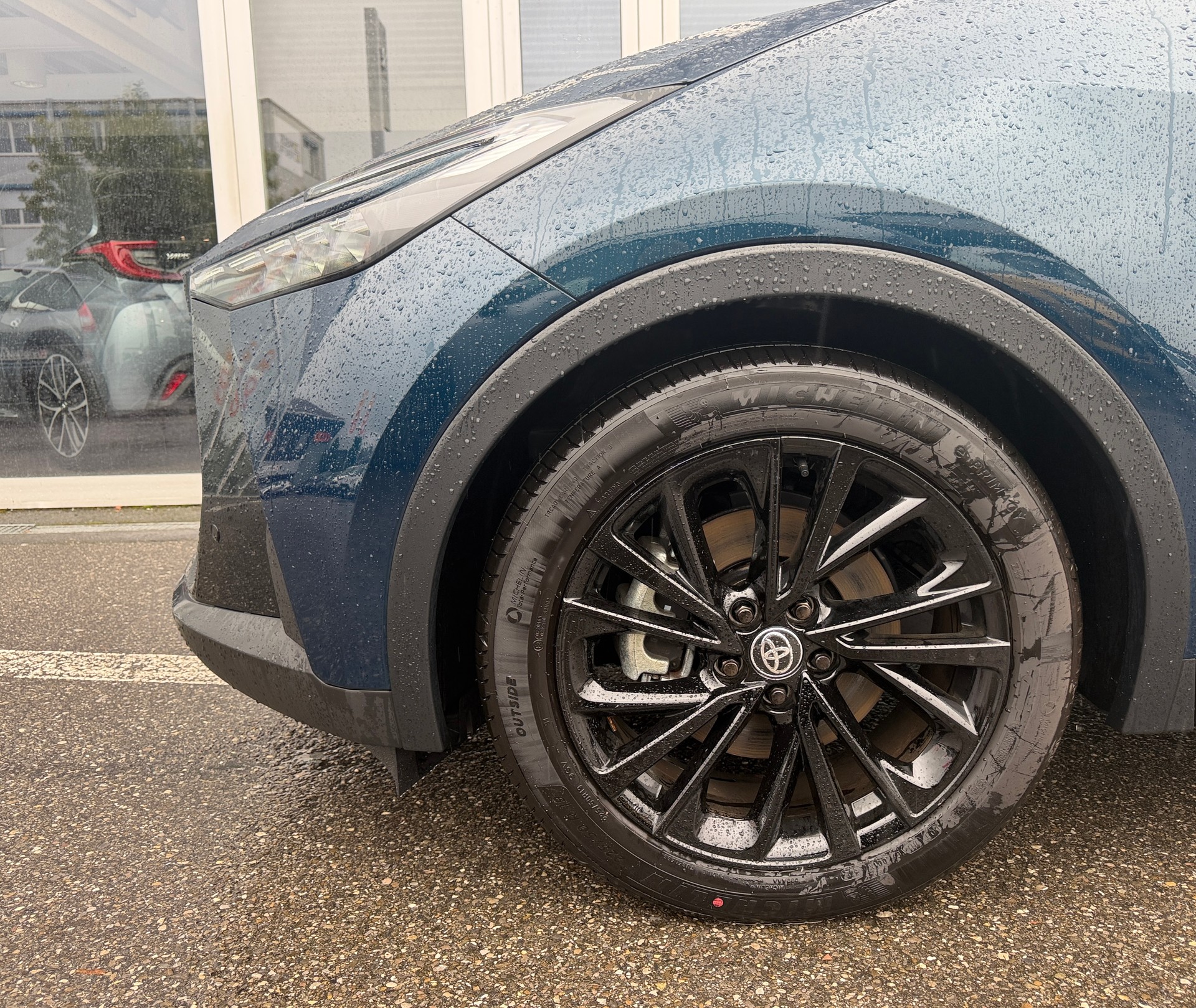 TOYOTA C-HR 2.0 HSD CVT GR Sport 4WD-image-4
