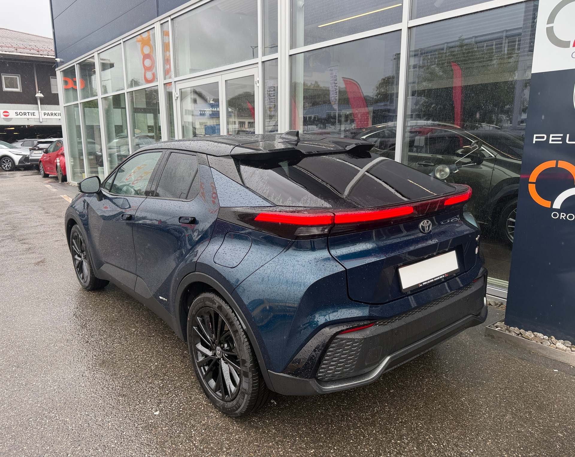 TOYOTA C-HR 2.0 HSD CVT GR Sport 4WD-image-5