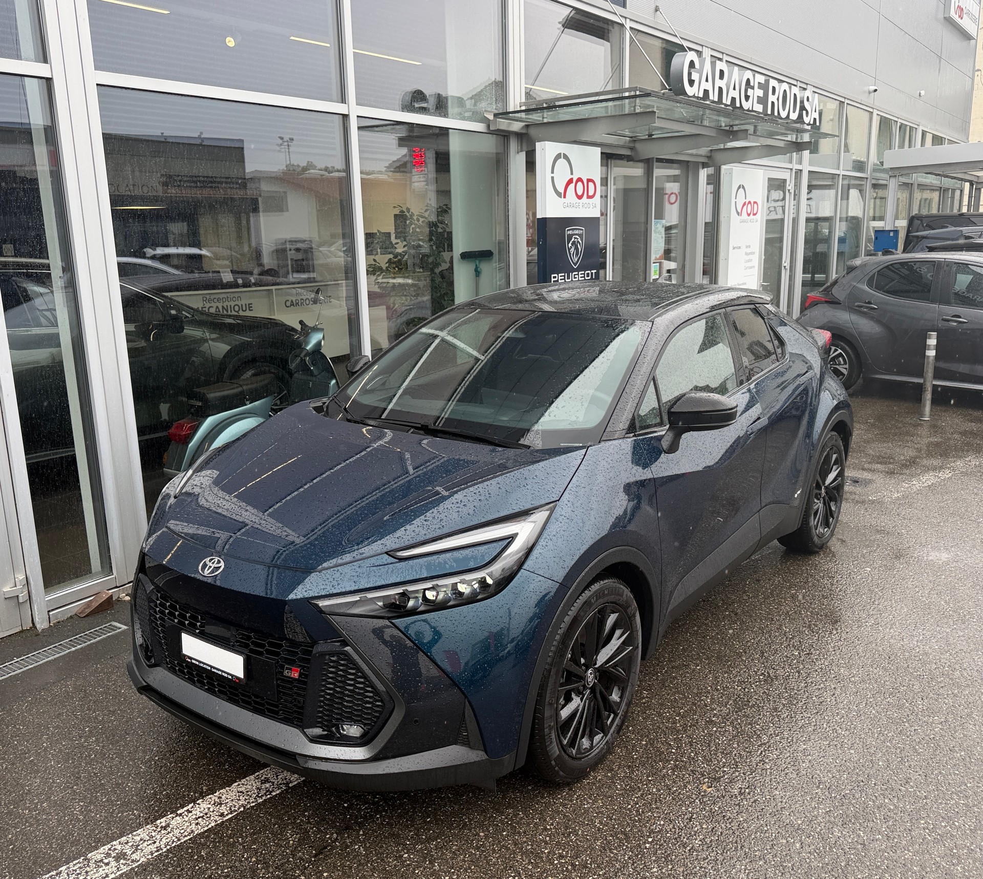 TOYOTA C-HR 2.0 HSD CVT GR Sport 4WD-image-26