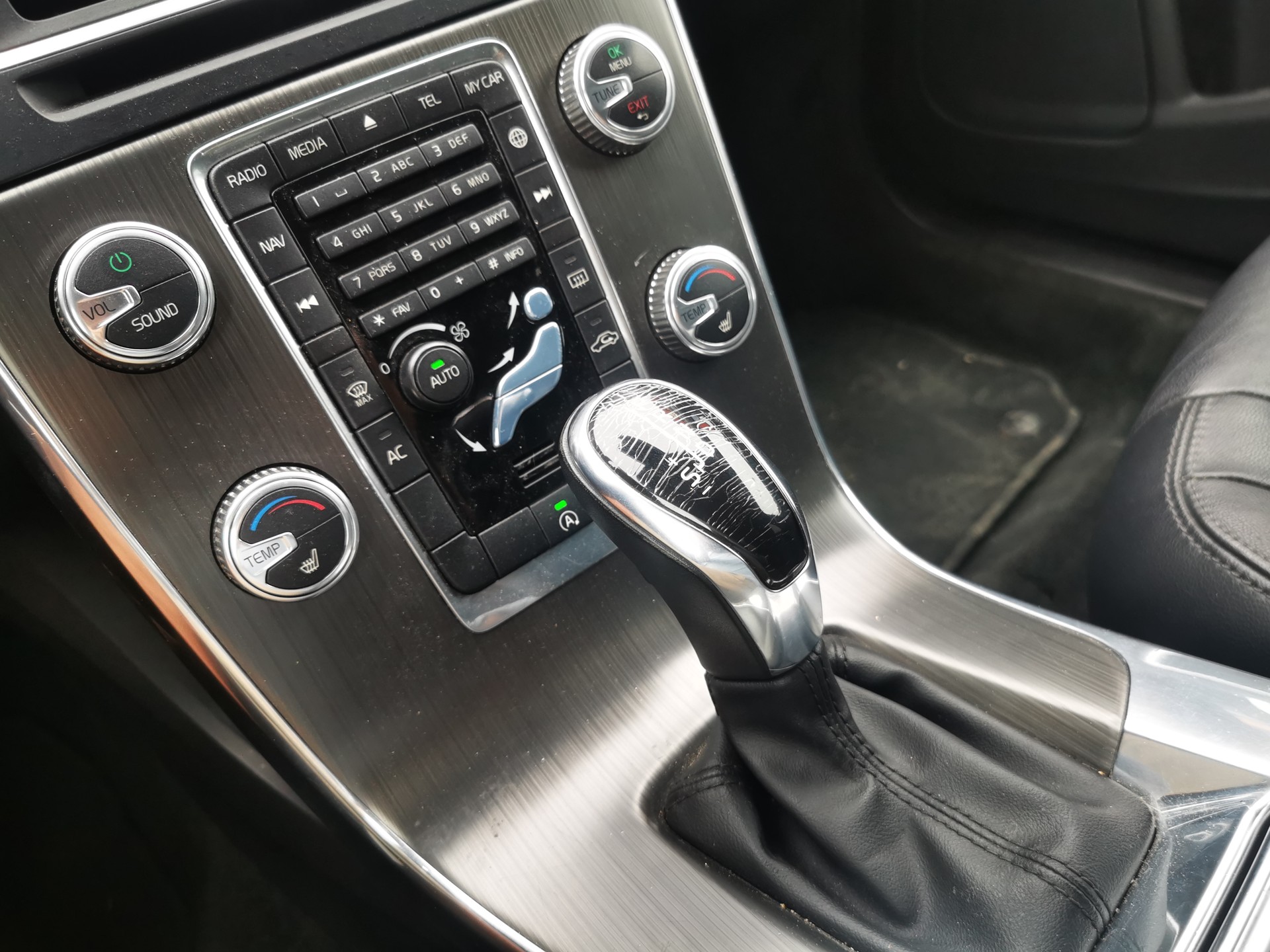 VOLVO V60 D4 AWD Momentum Geartronic-image-11