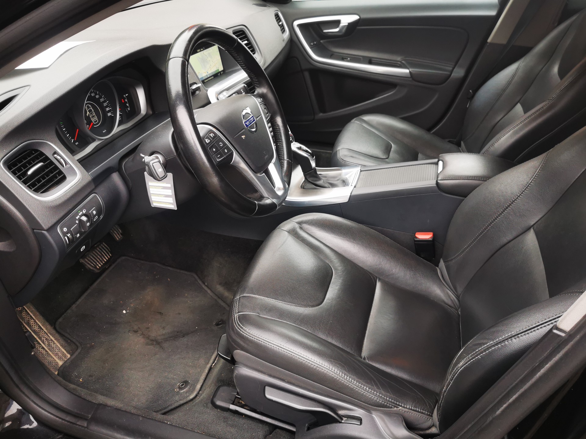 VOLVO V60 D4 AWD Momentum Geartronic-image-9