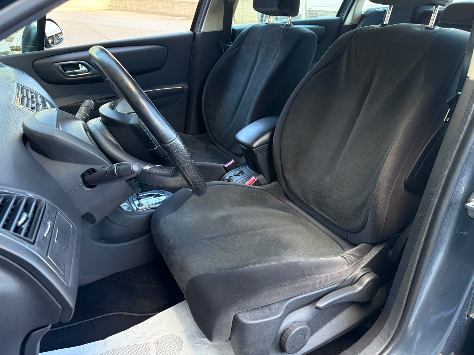 CITROEN C4 Berline 2.0i 16V Exclusive Automatic-image-9