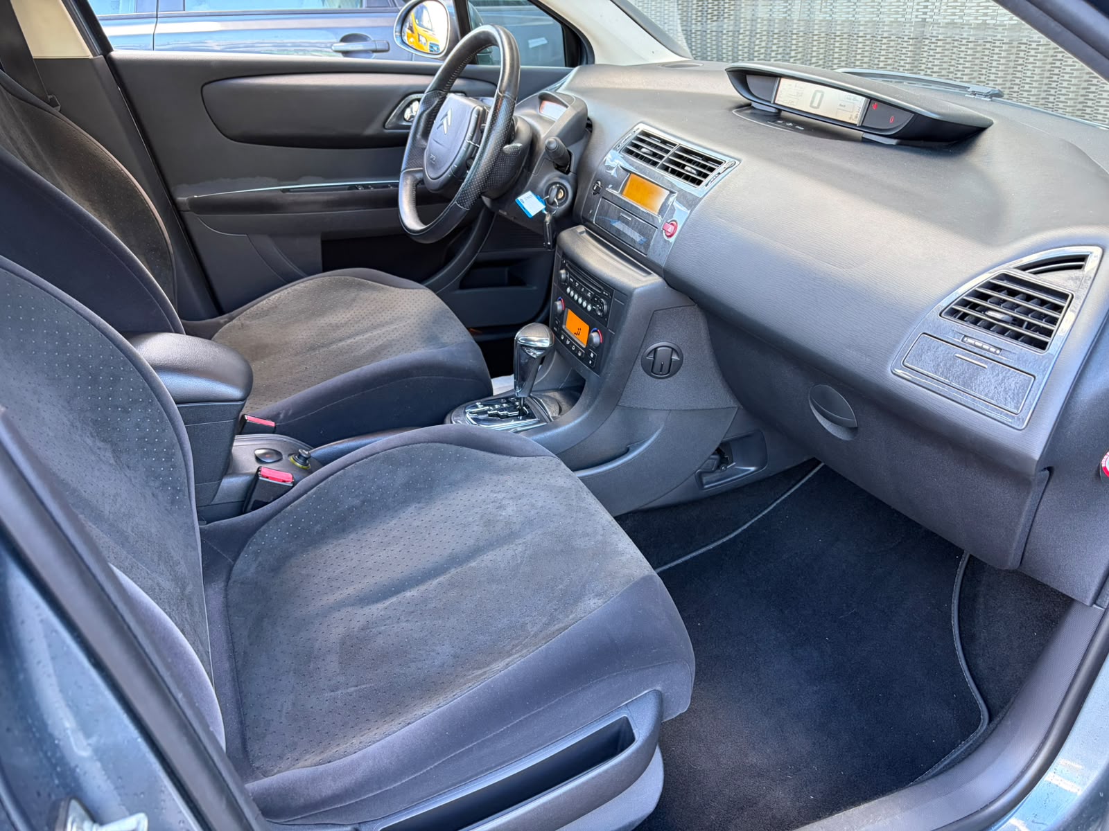 CITROEN C4 Berline 2.0i 16V Exclusive Automatic-image-11