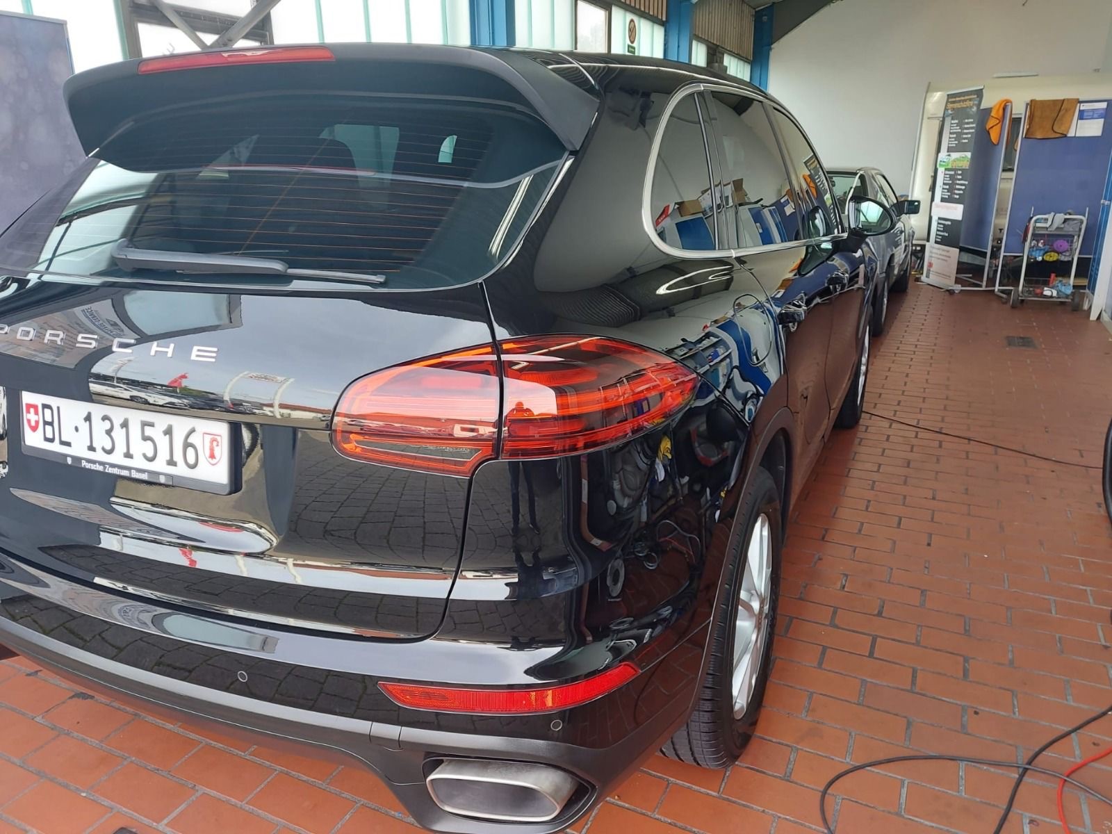 PORSCHE CAYENNE-image-1