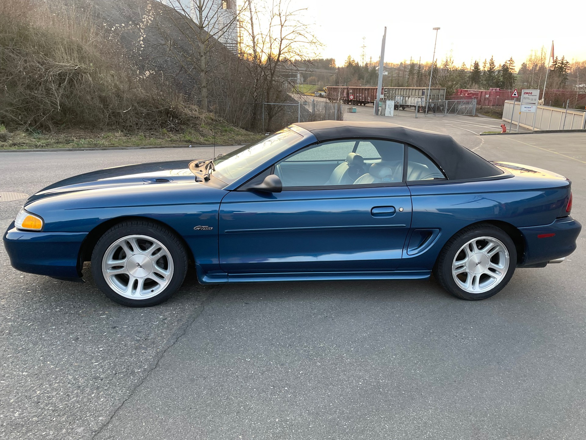 FORD Mustang GT Convertible-image-2