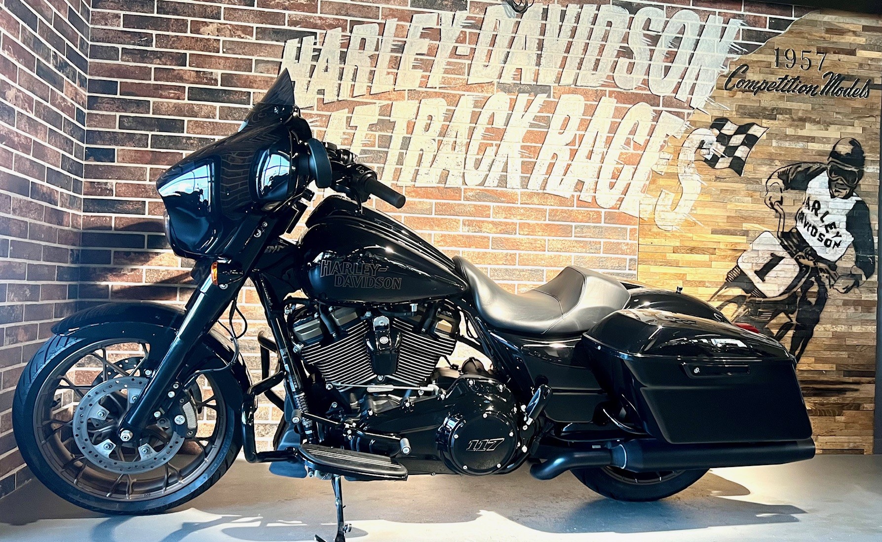 HARLEY-DAVIDSON FLHXST Street Glide ST 117