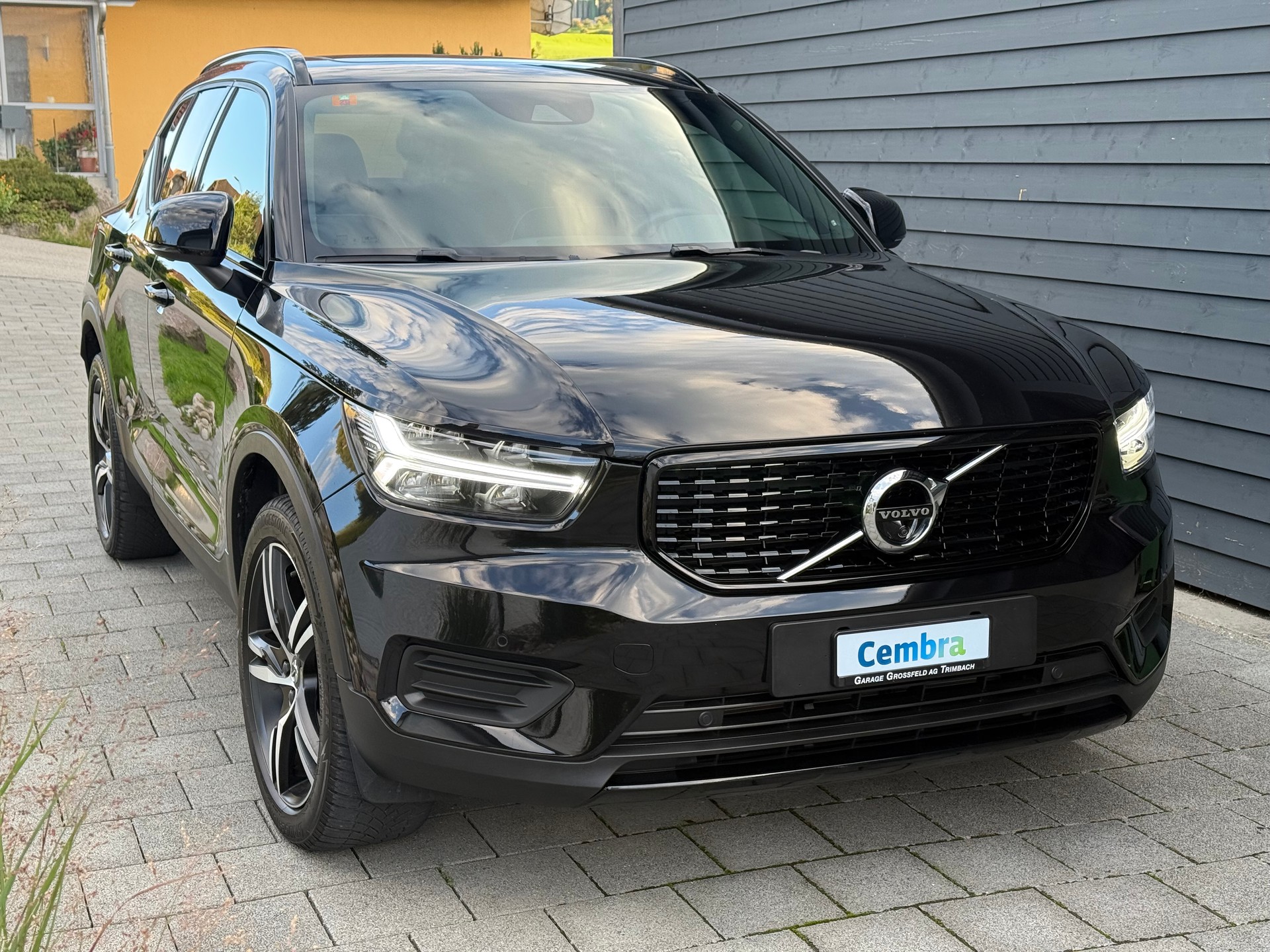 VOLVO XC40 B4 Benzin Mild Hybrid AWD Plus Dark DCT-image-2