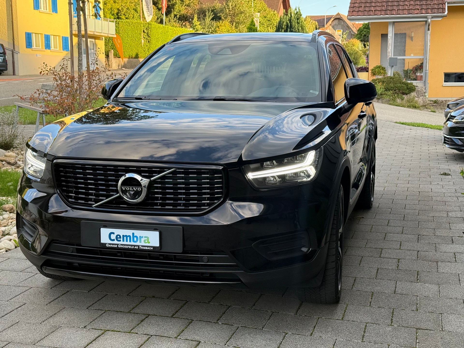 VOLVO XC40 B4 Benzin Mild Hybrid AWD Plus Dark DCT-image-1