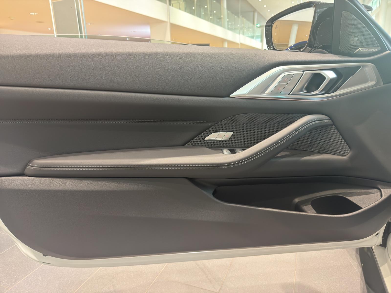 BMW M4 Cabrio Competition M xDrive-image-12