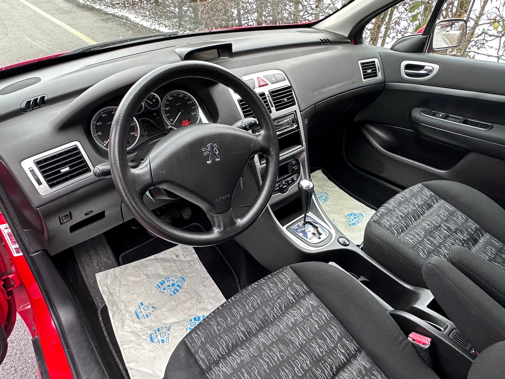 PEUGEOT 307 2.0 16V XT-image-7