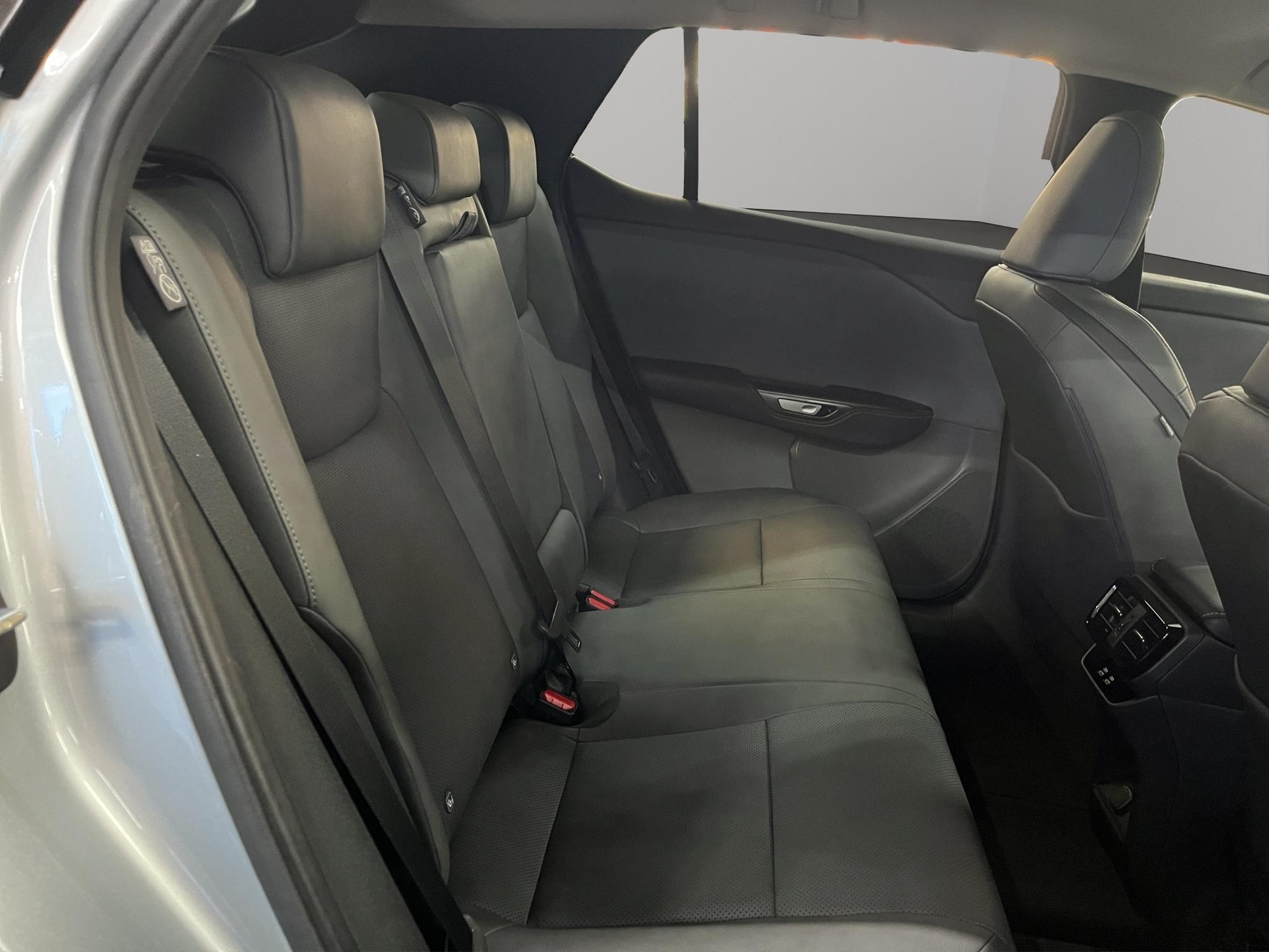 LEXUS RZ 450e Comfort-image-11