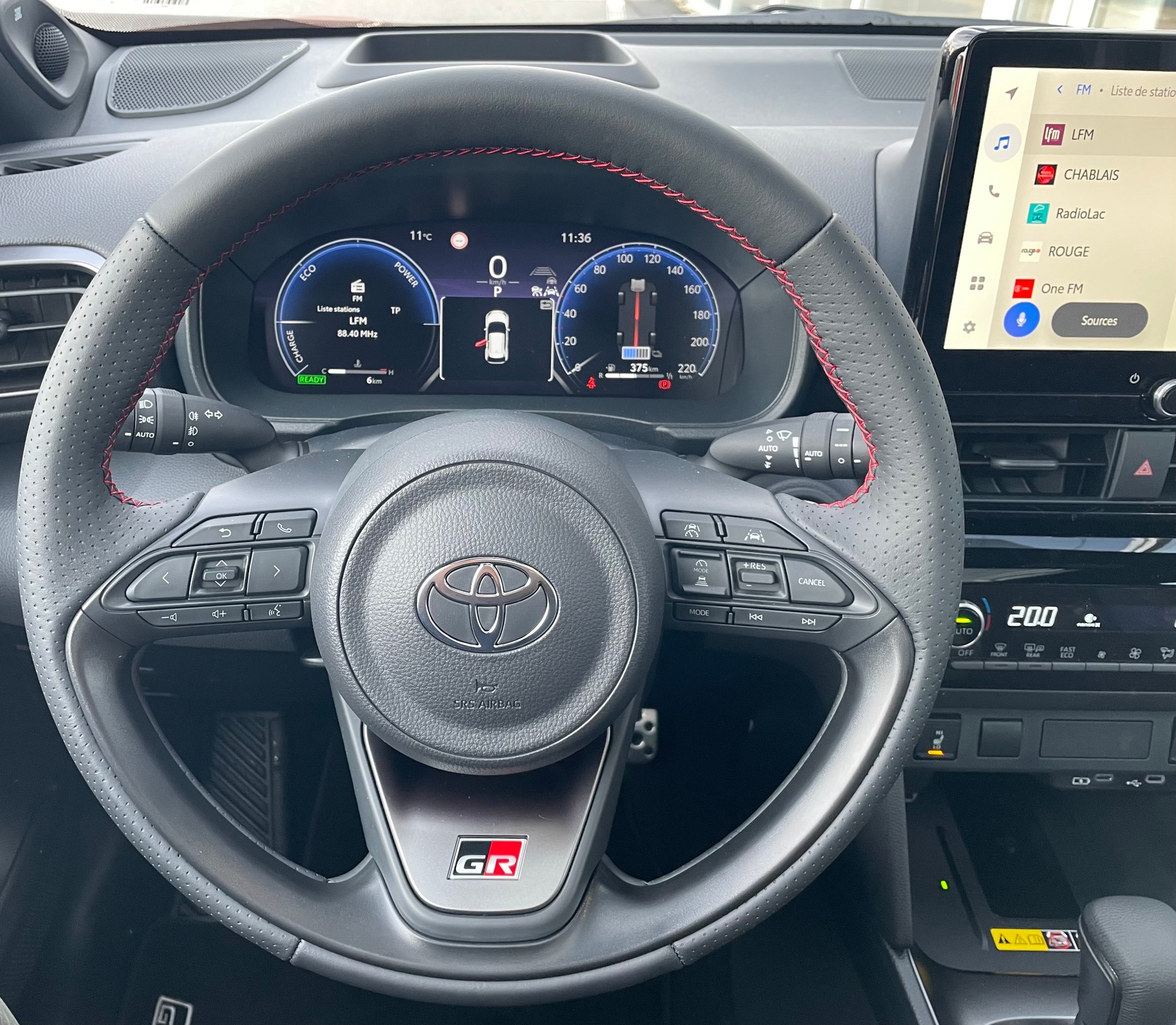 TOYOTA Yaris Cross 1.5 GR Sport e-CVT-image-17