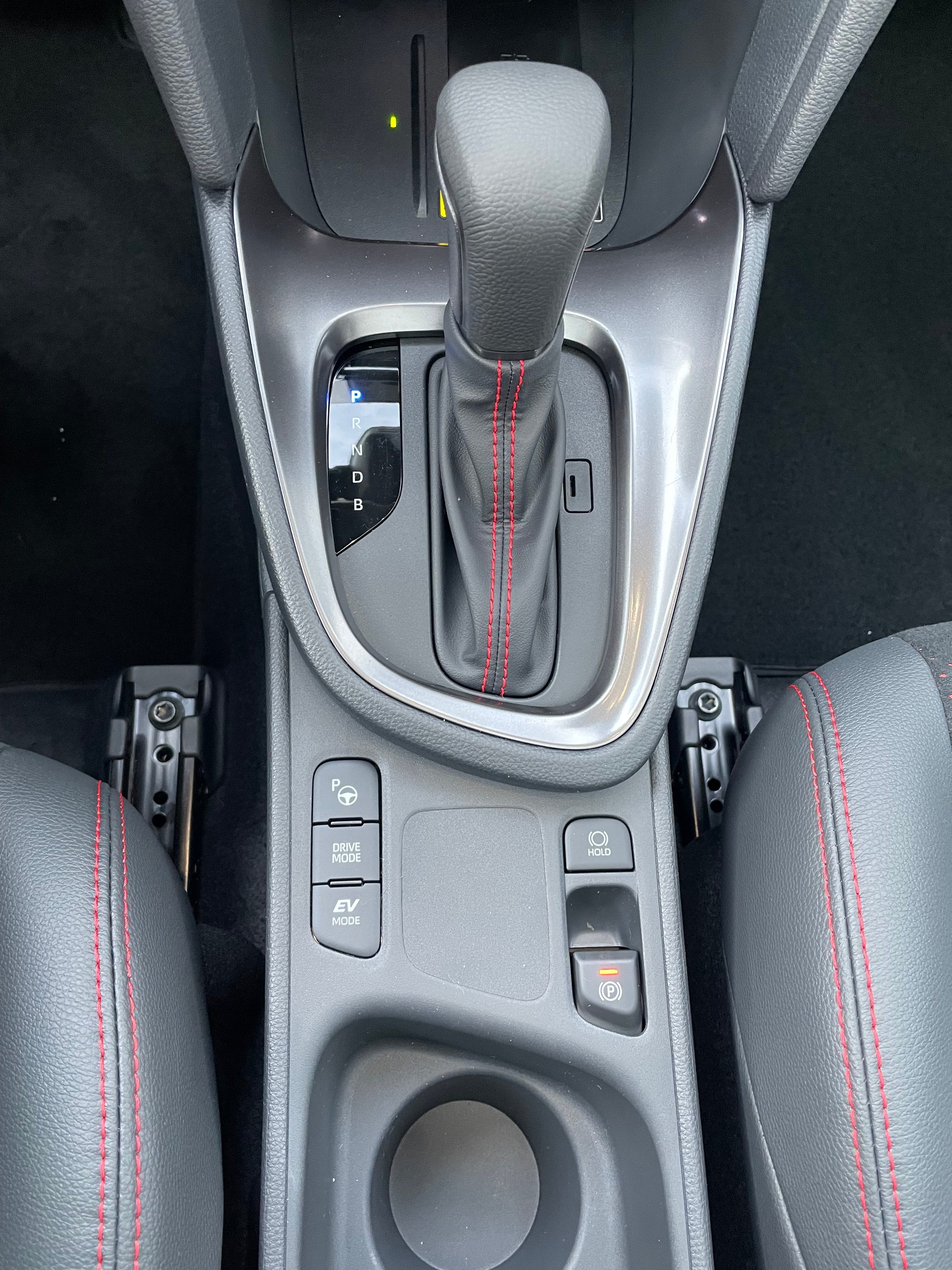 TOYOTA Yaris Cross 1.5 GR Sport e-CVT-image-23