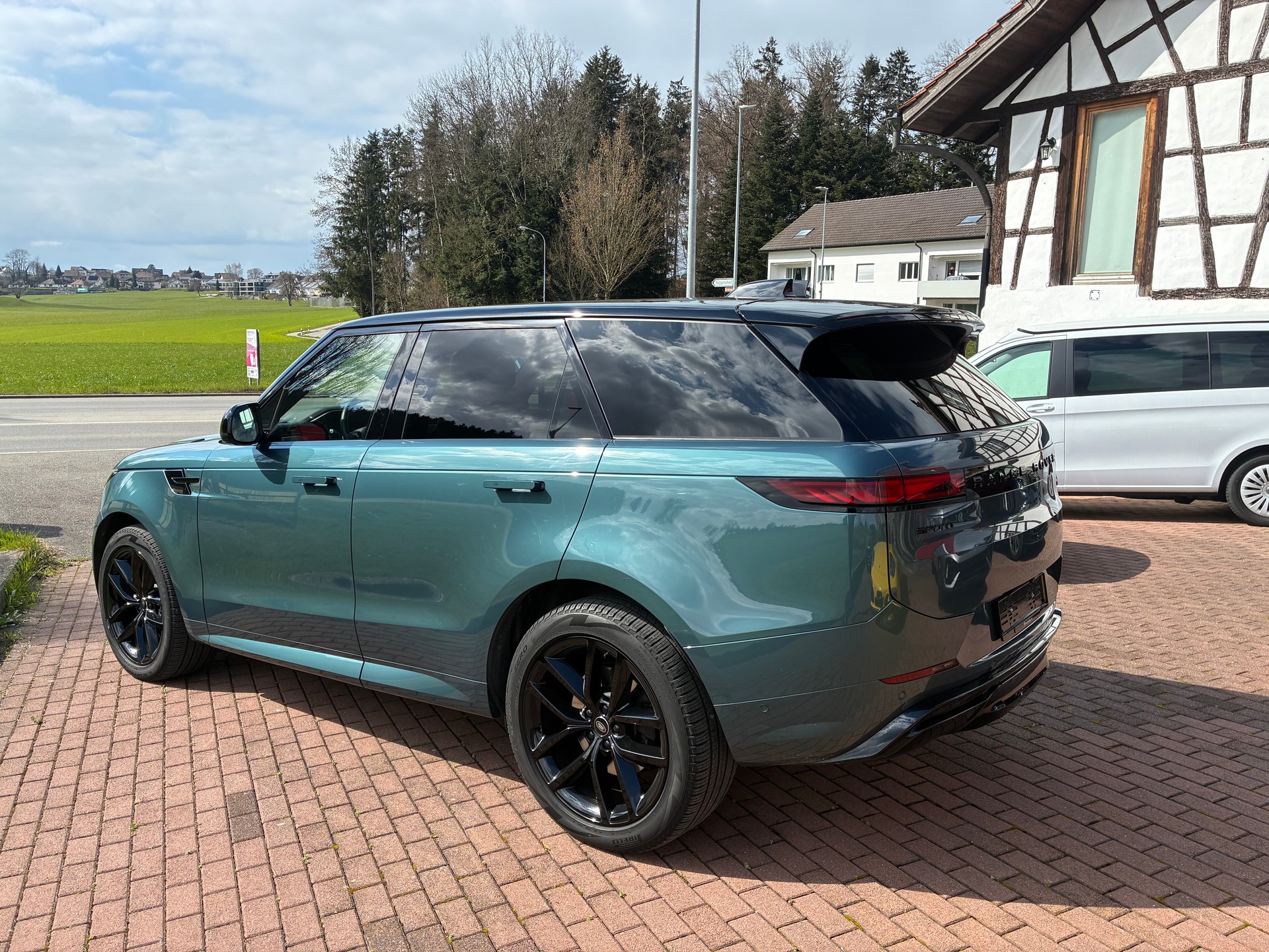 LAND ROVER Range Rover Sport 3.0 Diesel 350 PS Dynamic-image-2