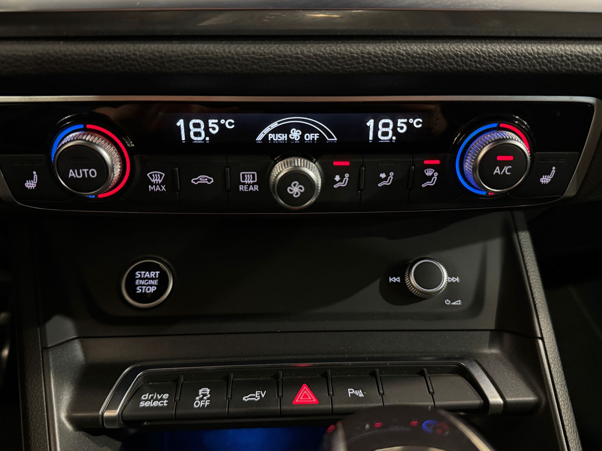 AUDI Q3 45 TFSI e S line Attraction S-tronic-image-12