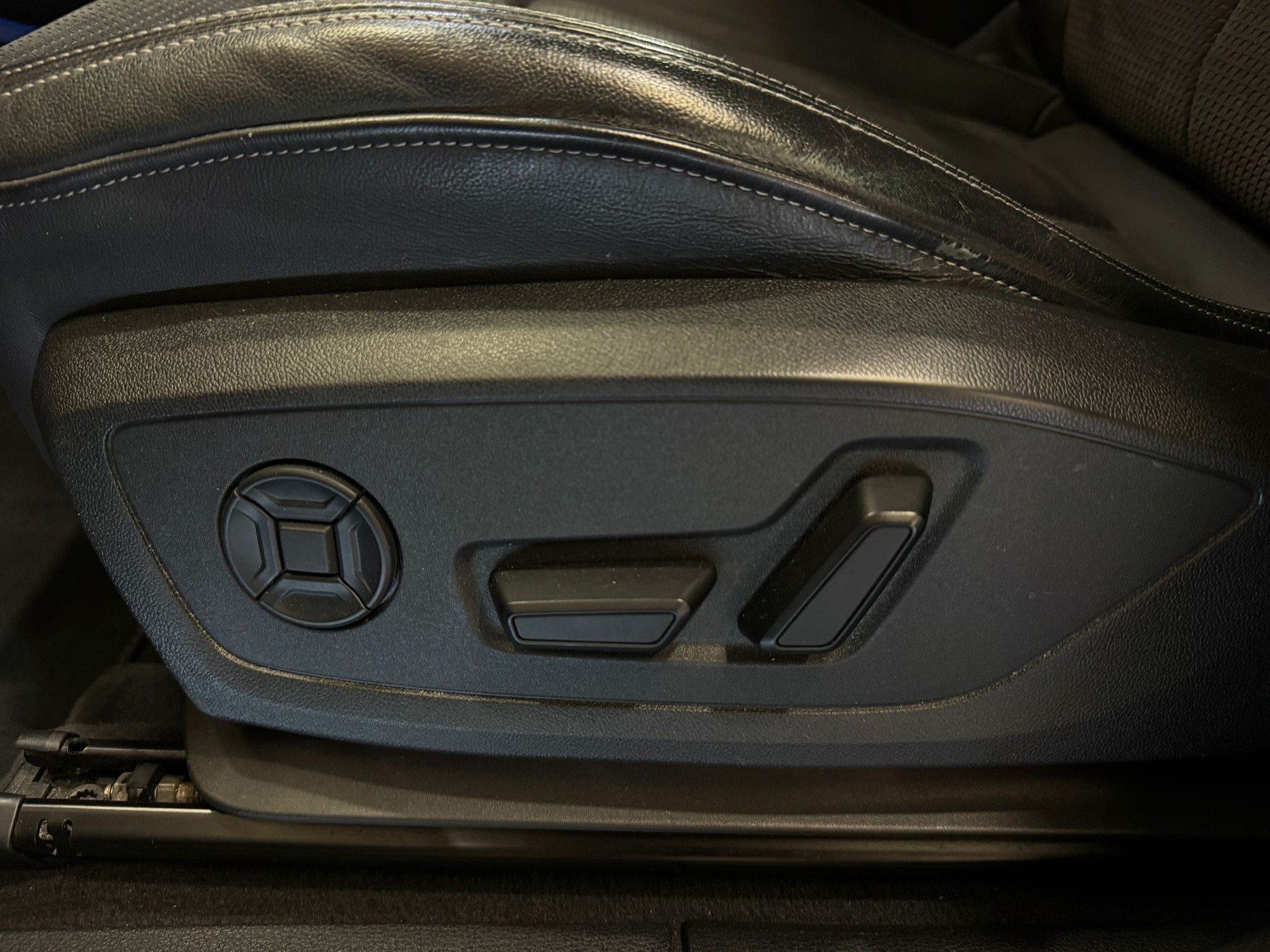 AUDI Q3 45 TFSI e S line Attraction S-tronic-image-17