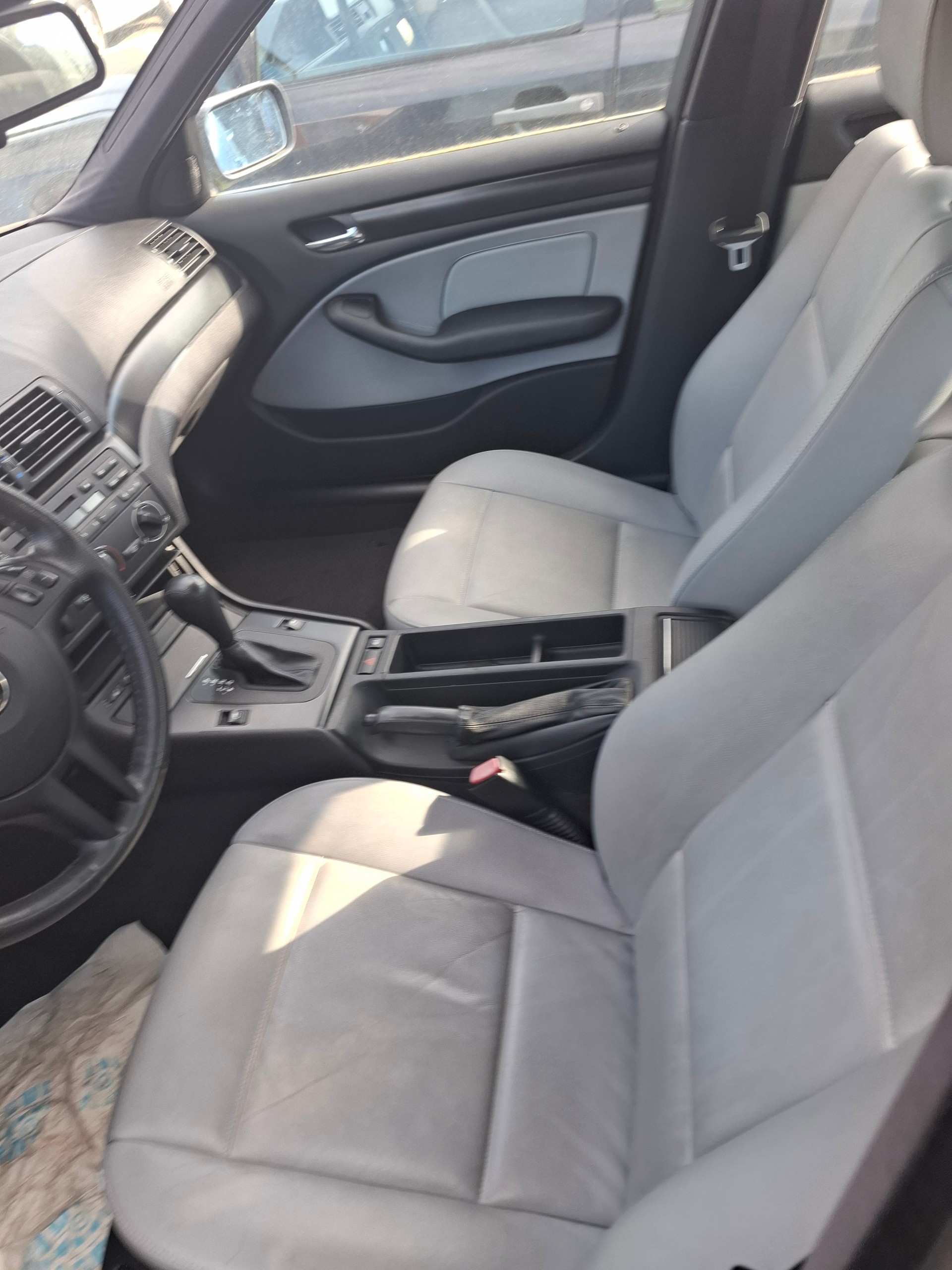 BMW 318i-image-5