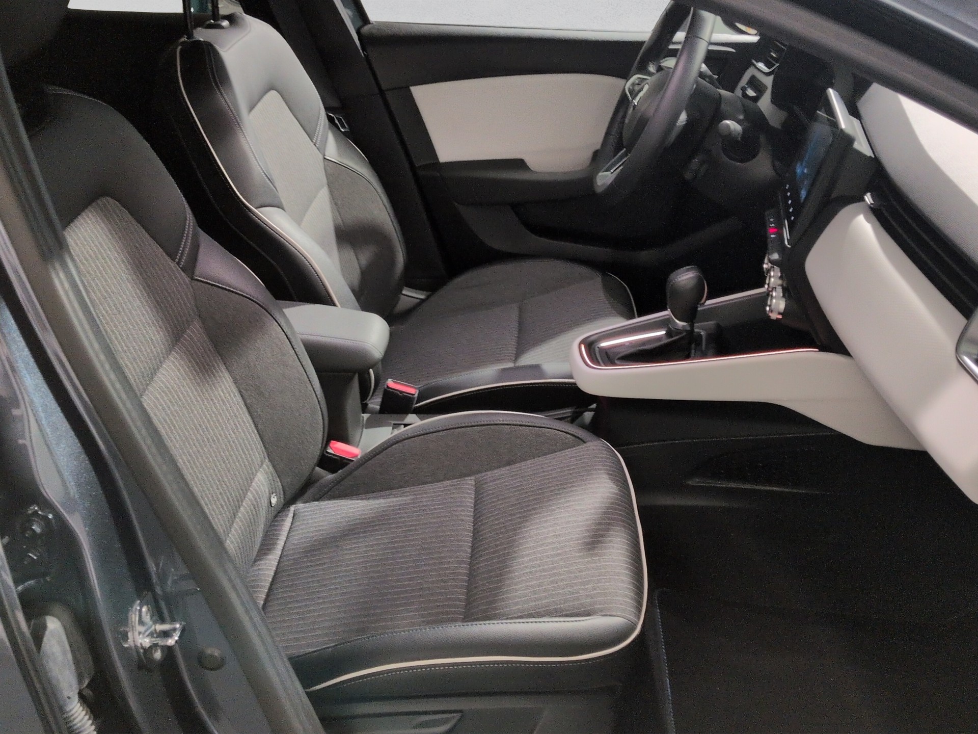 RENAULT Clio 1.6 E-Tech Techno-image-16