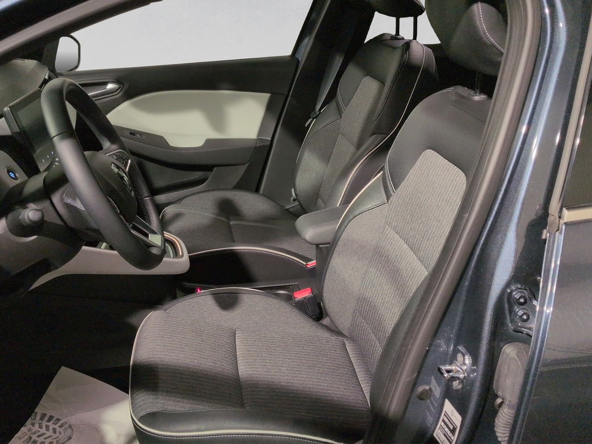 RENAULT Clio 1.6 E-Tech Techno-image-8