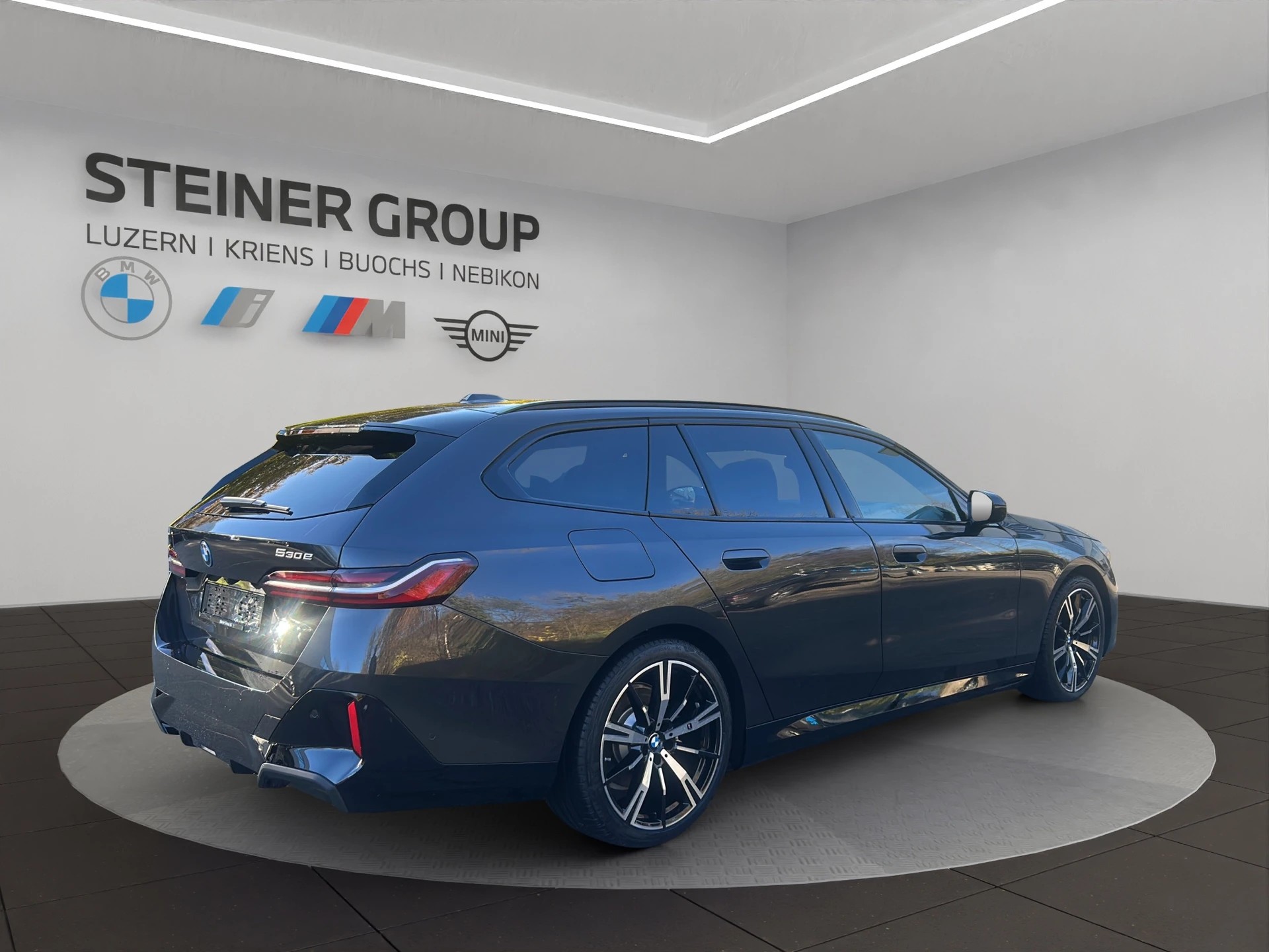 BMW 530e xDrive Touring M Sport Steptronic-image-5