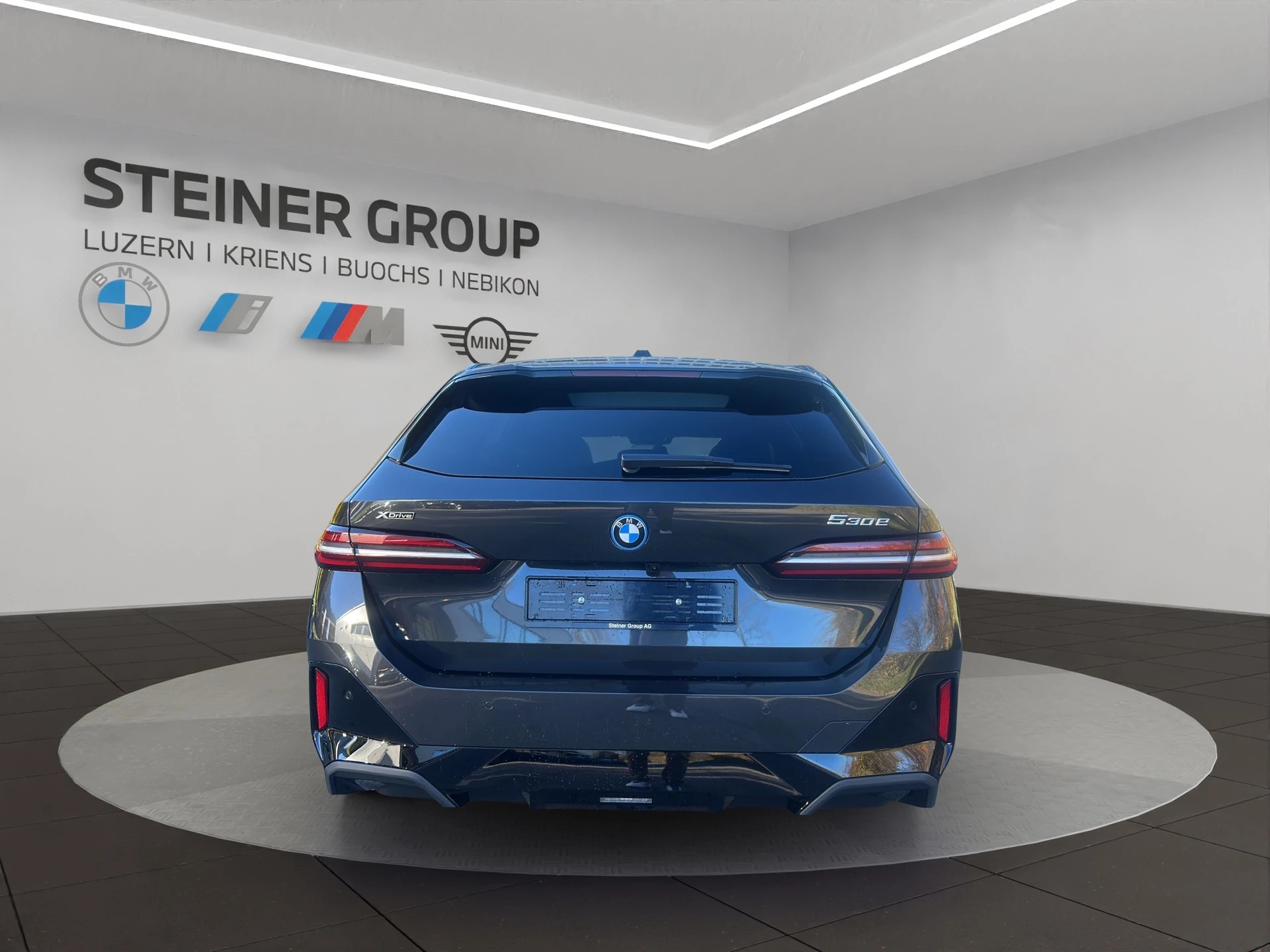 BMW 530e xDrive Touring M Sport Steptronic-image-6
