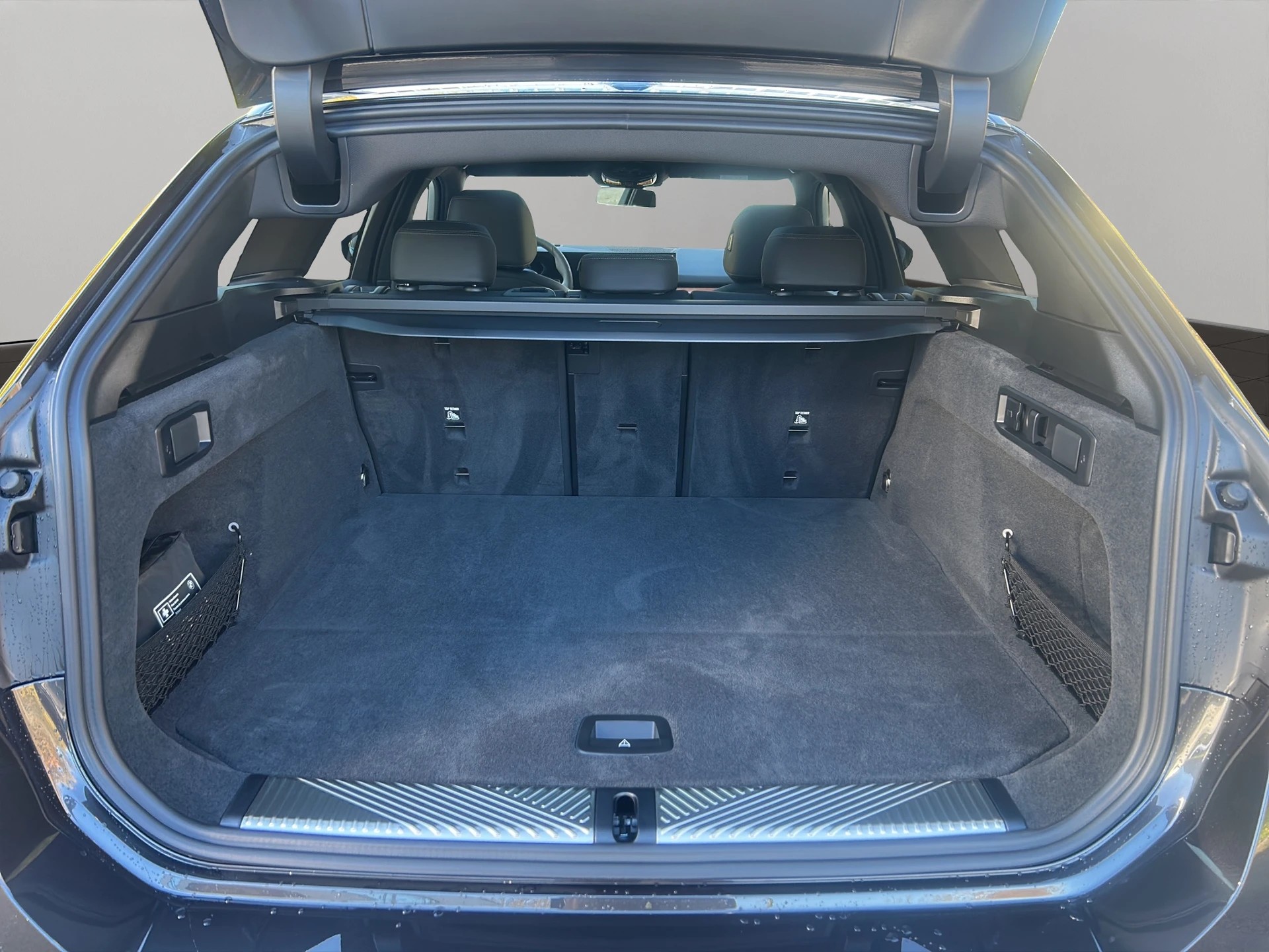 BMW 530e xDrive Touring M Sport Steptronic-image-19