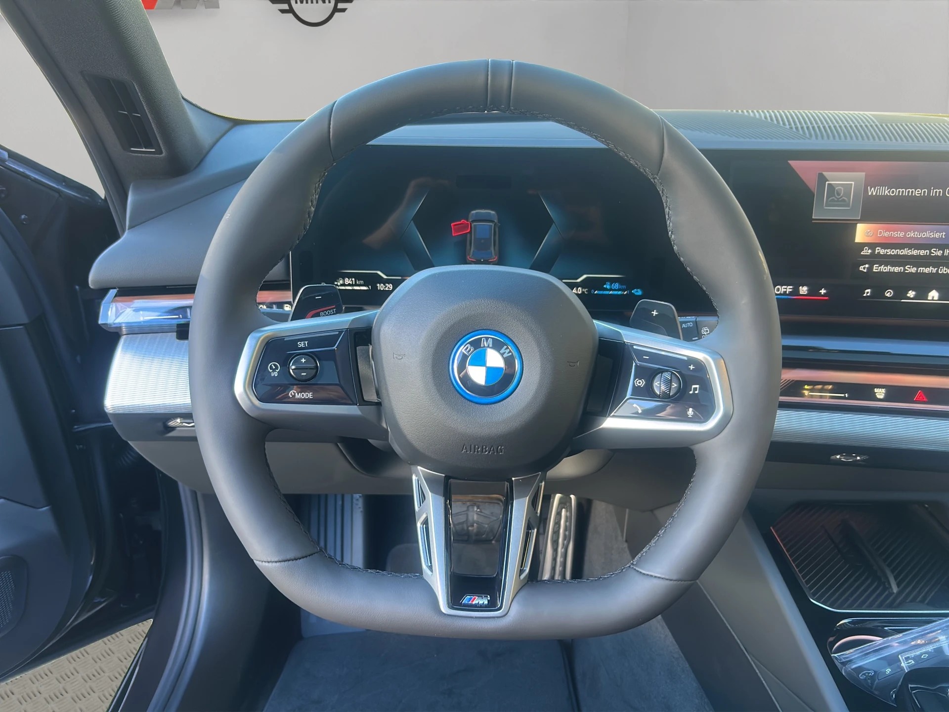 BMW 530e xDrive Touring M Sport Steptronic-image-8