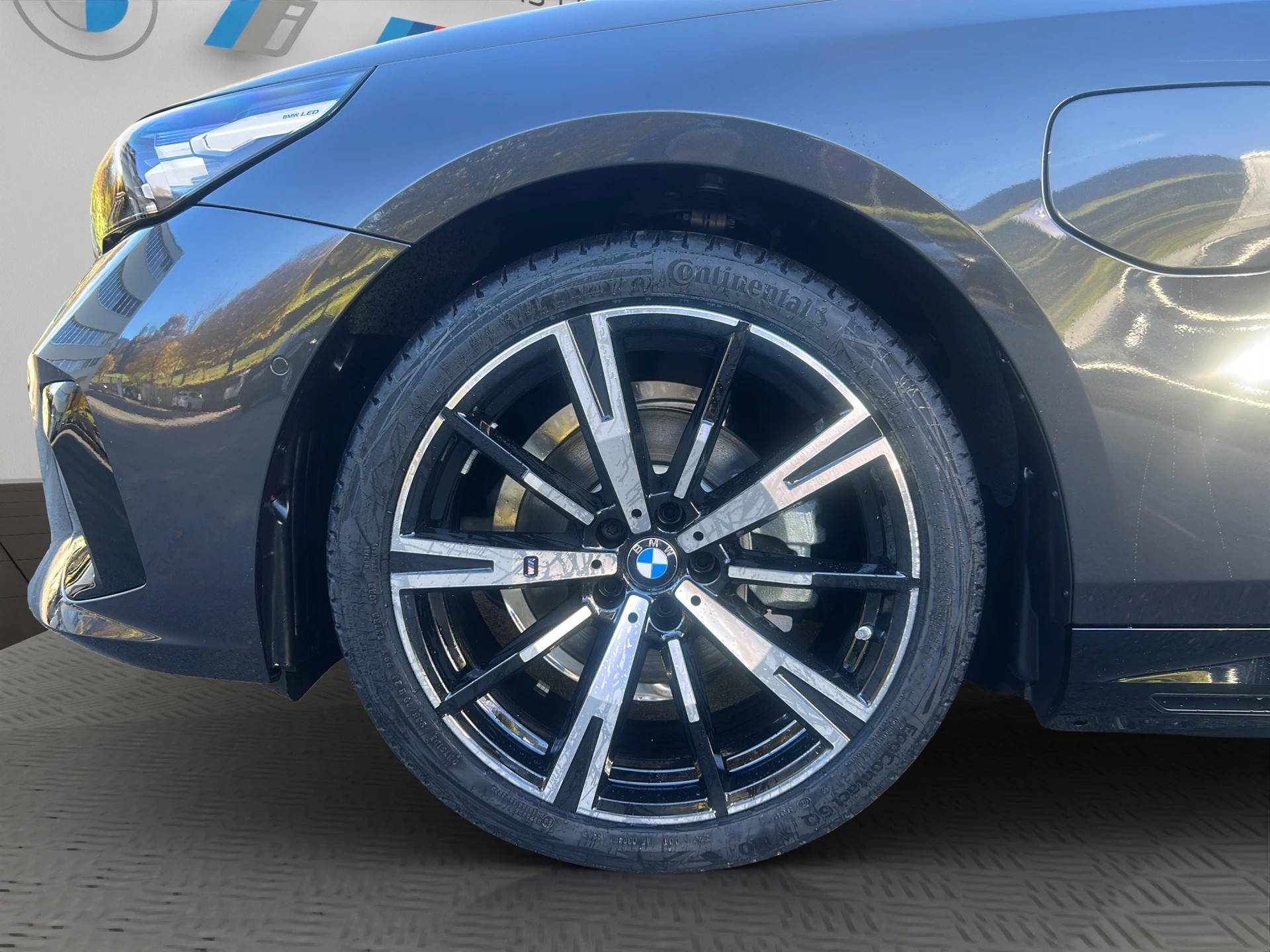 BMW 530e xDrive Touring M Sport Steptronic-image-7