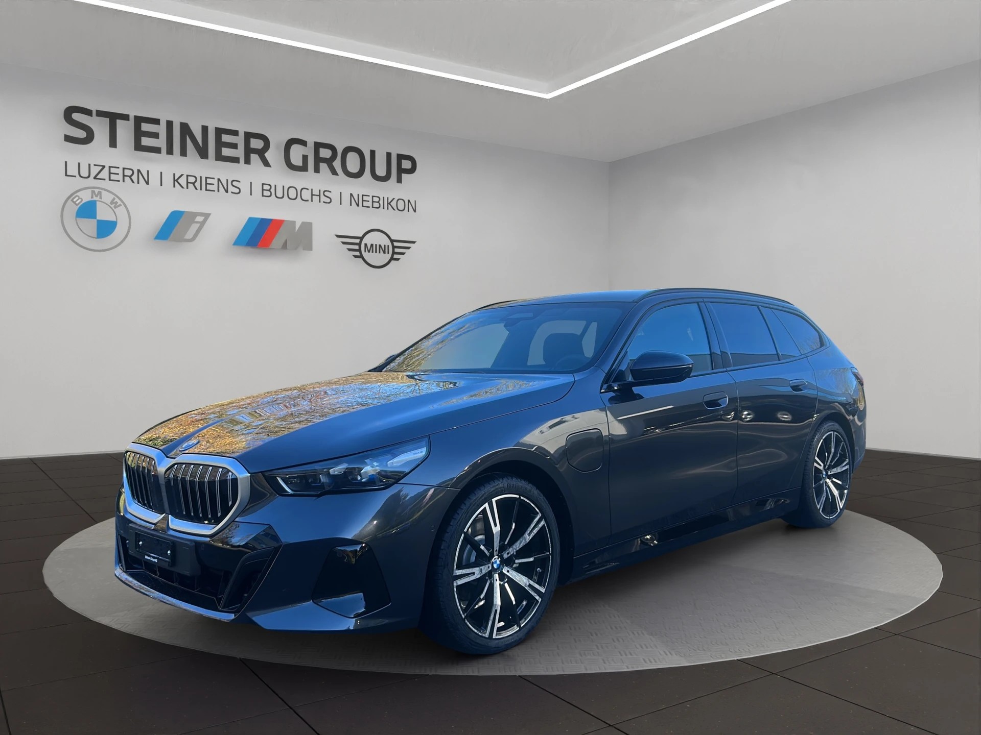 BMW 530e xDrive Touring M Sport Steptronic-image-0