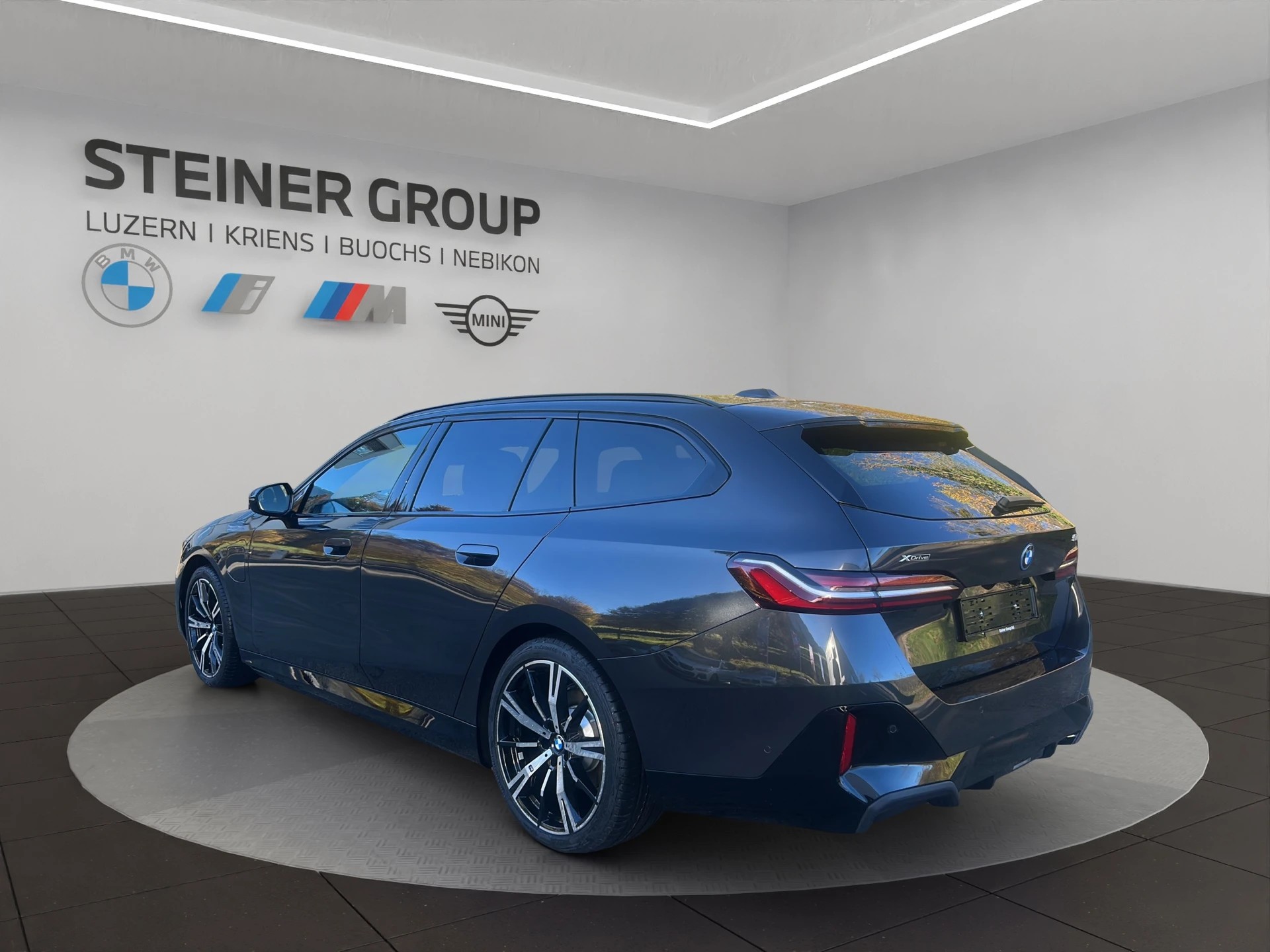 BMW 530e xDrive Touring M Sport Steptronic-image-4
