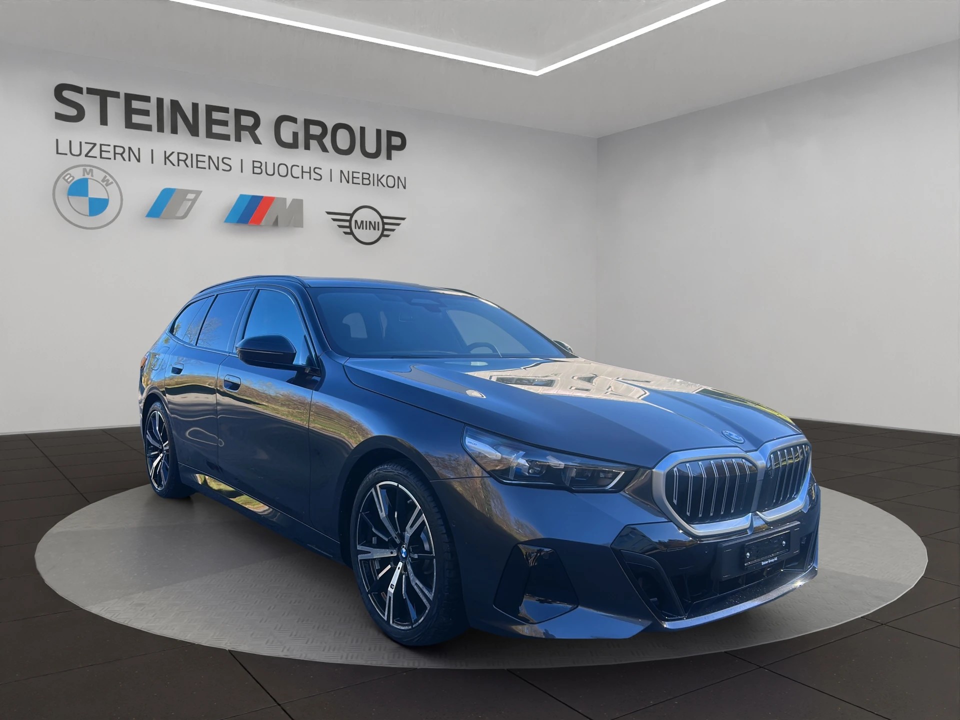 BMW 530e xDrive Touring M Sport Steptronic-image-2