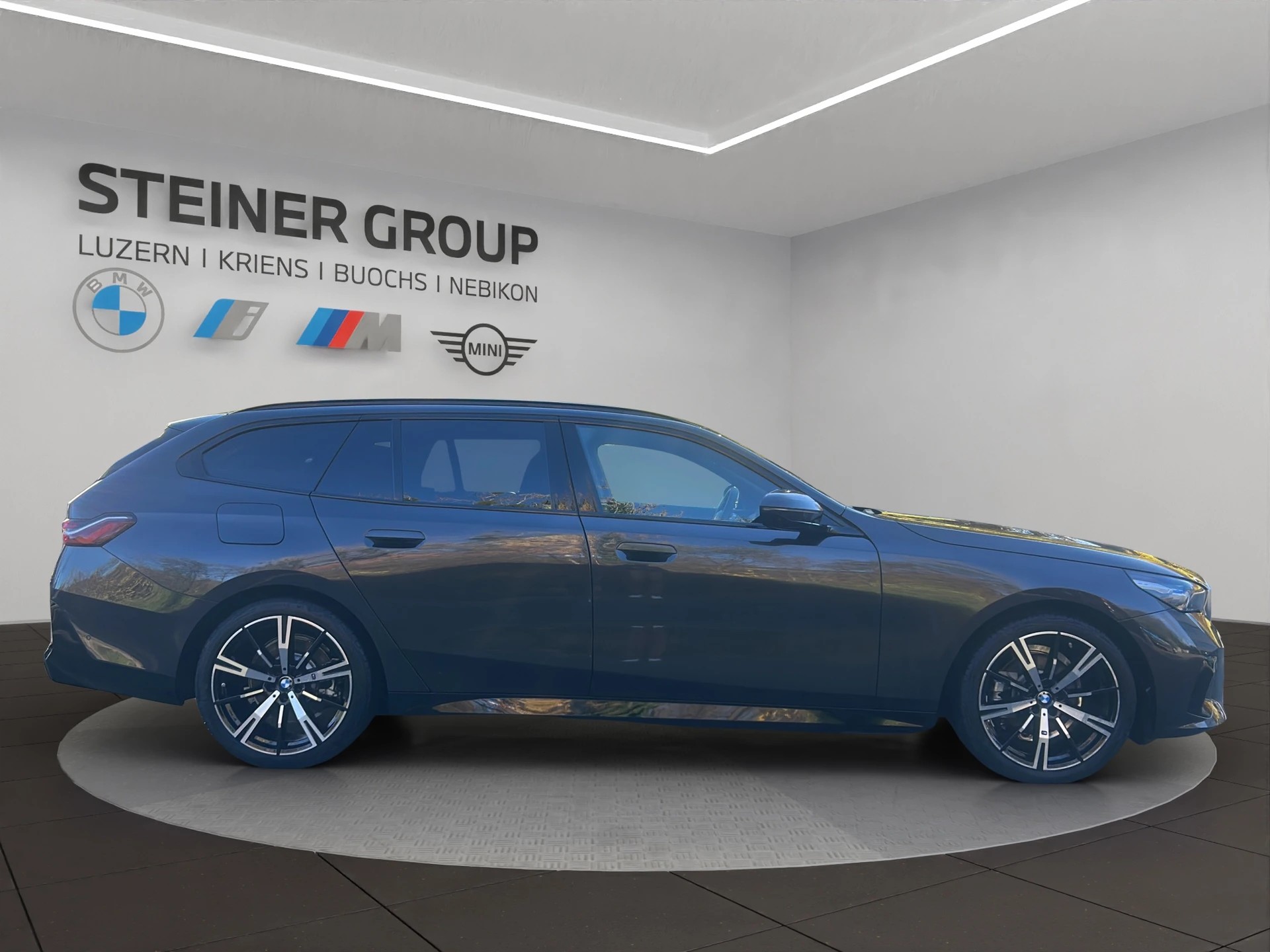 BMW 530e xDrive Touring M Sport Steptronic-image-3