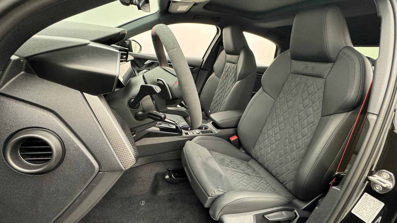 AUDI RS3 Limousine 2.5 TSI quattro S-tronic-image-4