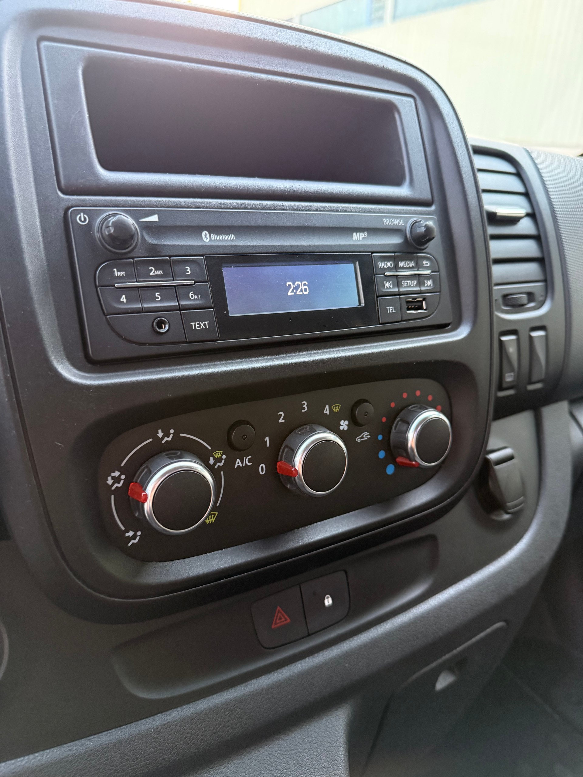 RENAULT Trafic 2.0 dCi 120 3.0t Access L1H1-image-12