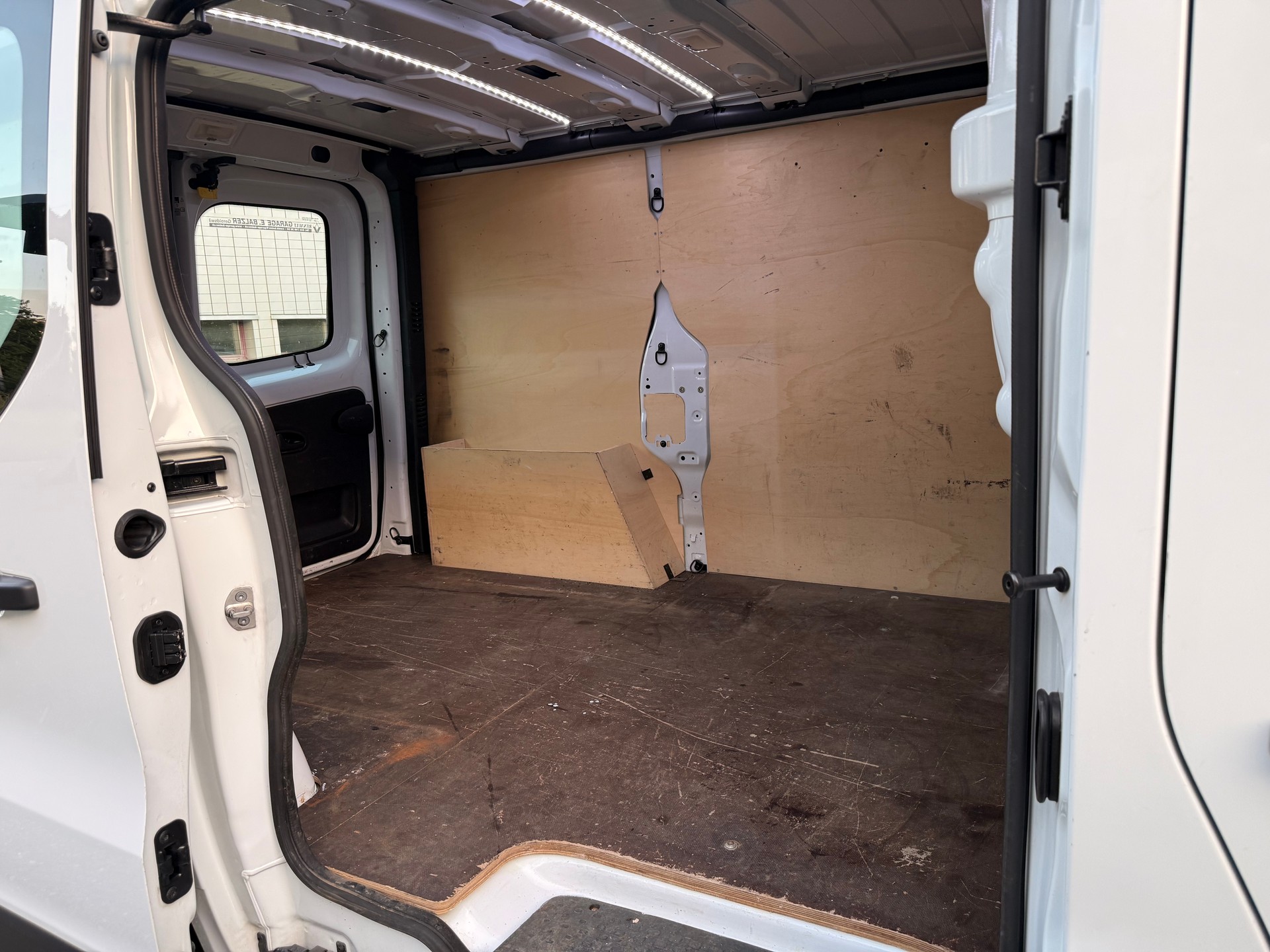 RENAULT Trafic 2.0 dCi 120 3.0t Access L1H1-image-9