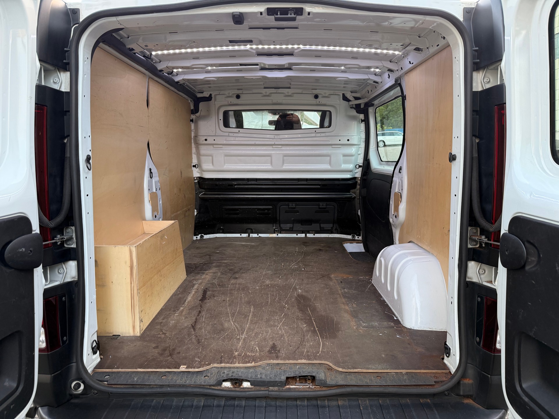 RENAULT Trafic 2.0 dCi 120 3.0t Access L1H1-image-10