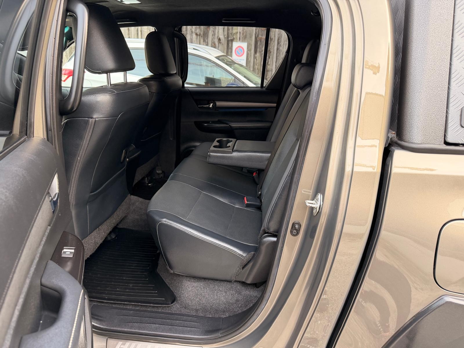 TOYOTA Hilux 2.8D-4D Invincible Double Cab 4x4 A-image-11