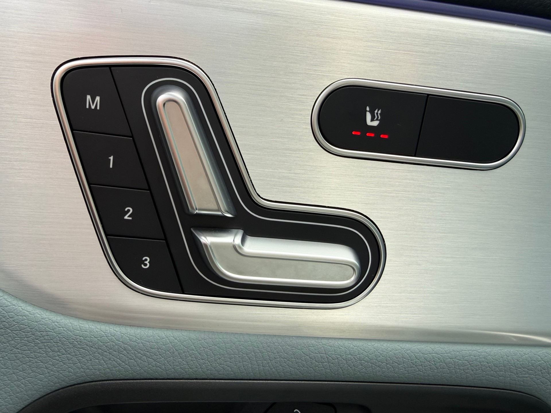 MERCEDES-BENZ EQA 350 AMG Line 4Matic Swiss Star-image-7