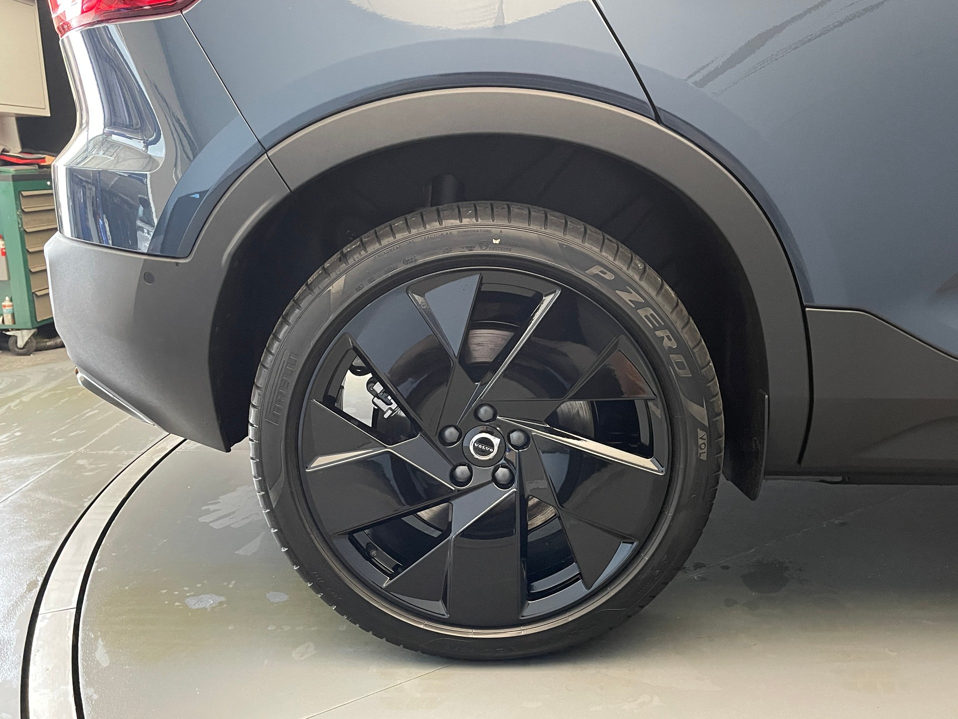 VOLVO EX40 Twin Black Edition AWD-image-3