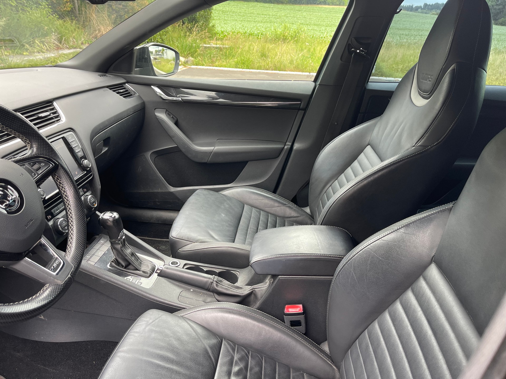 SKODA Octavia Combi 2.0 TSI RS DSG-image-8