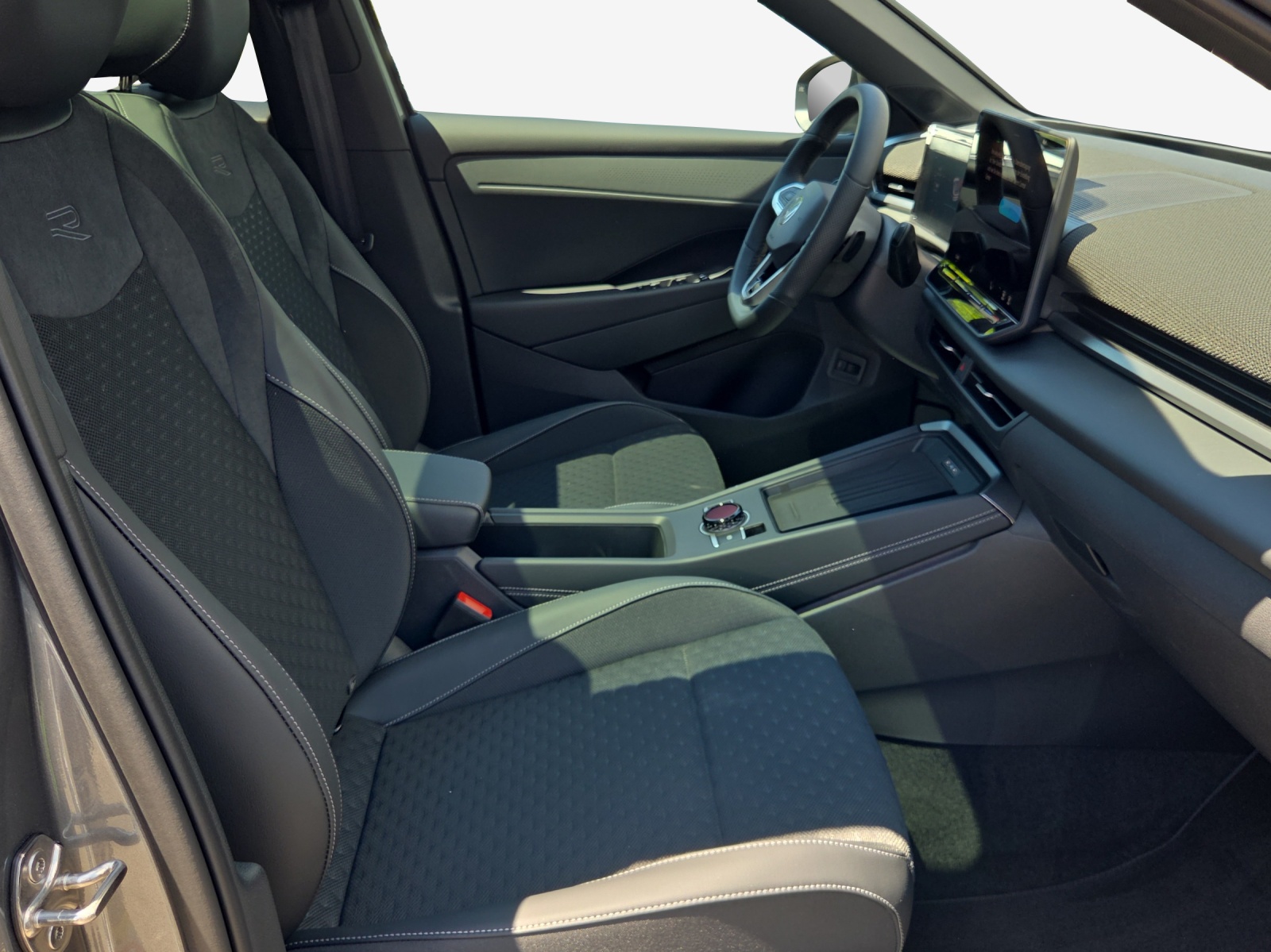 VW T-Roc 1.5 eTSI mHEV R-Line DSG-image-13