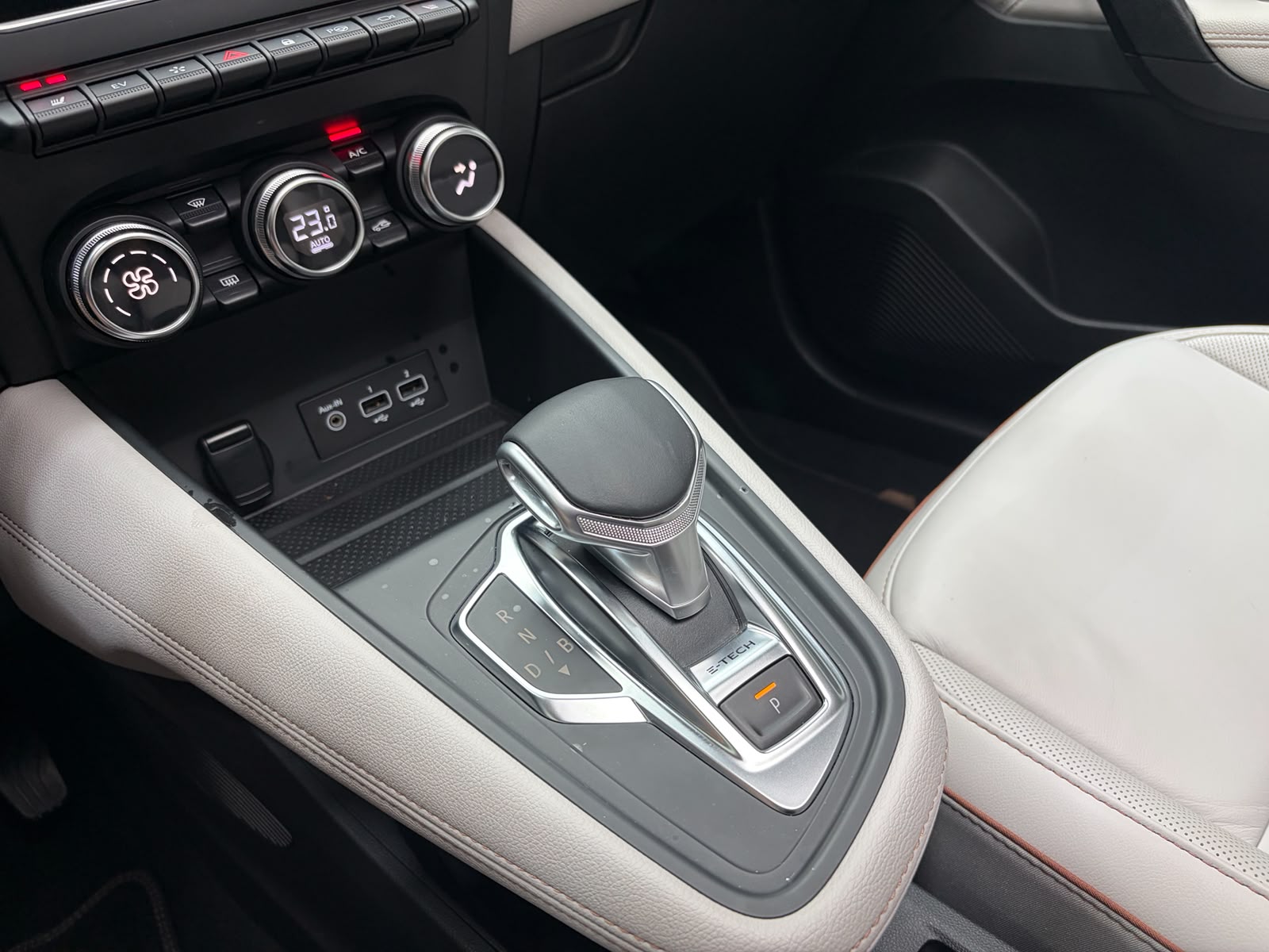 RENAULT Captur 1.6 E-Tech Initiale Paris DHT-image-24