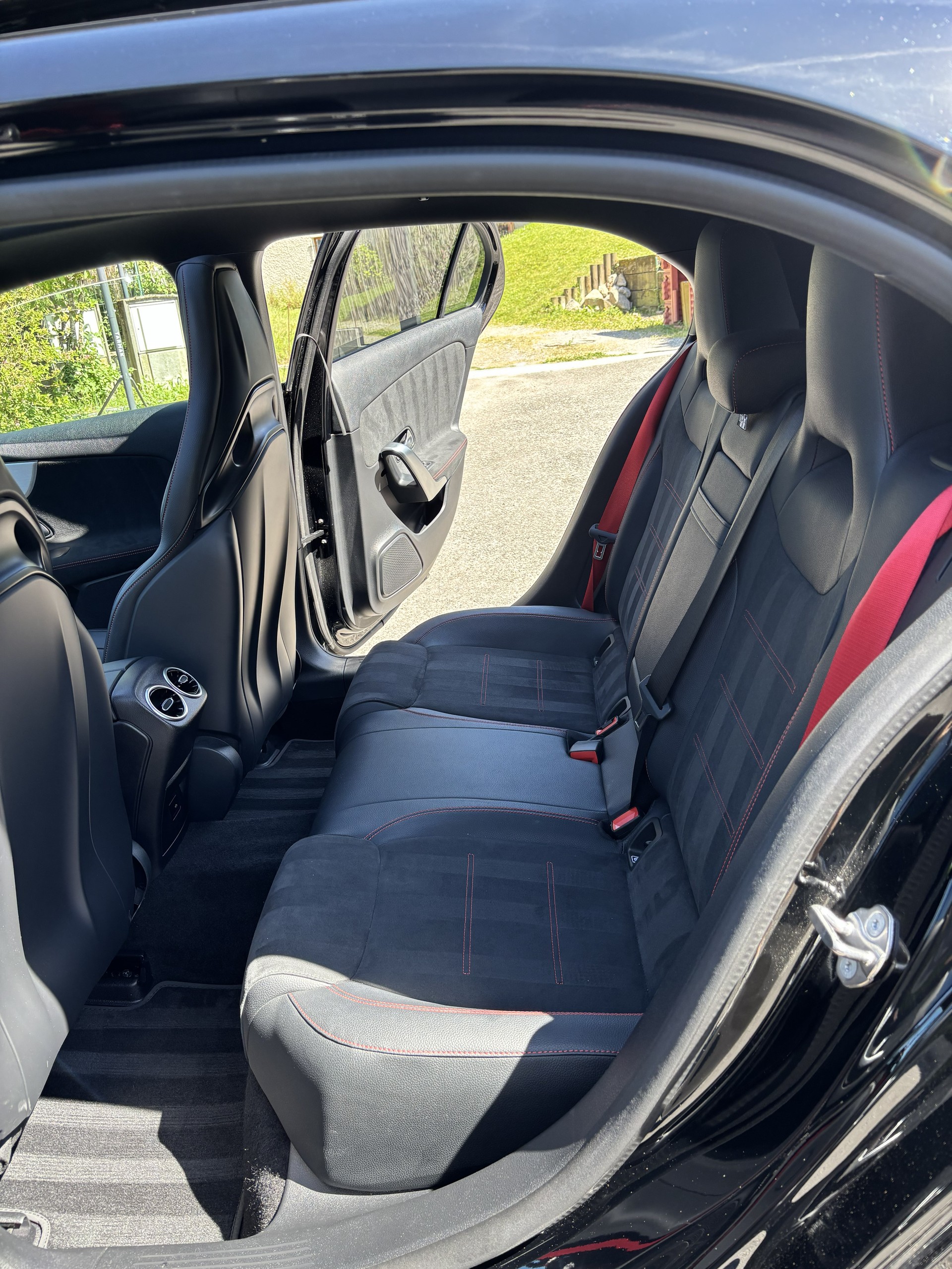 MERCEDES-BENZ A 35 AMG 4matic-image-3