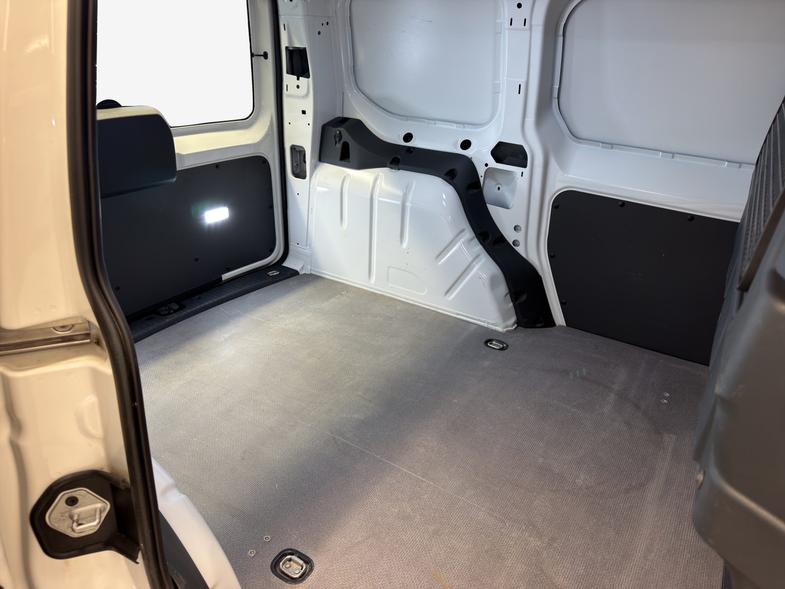 VW Caddy Cargo 2.0TDI-image-11